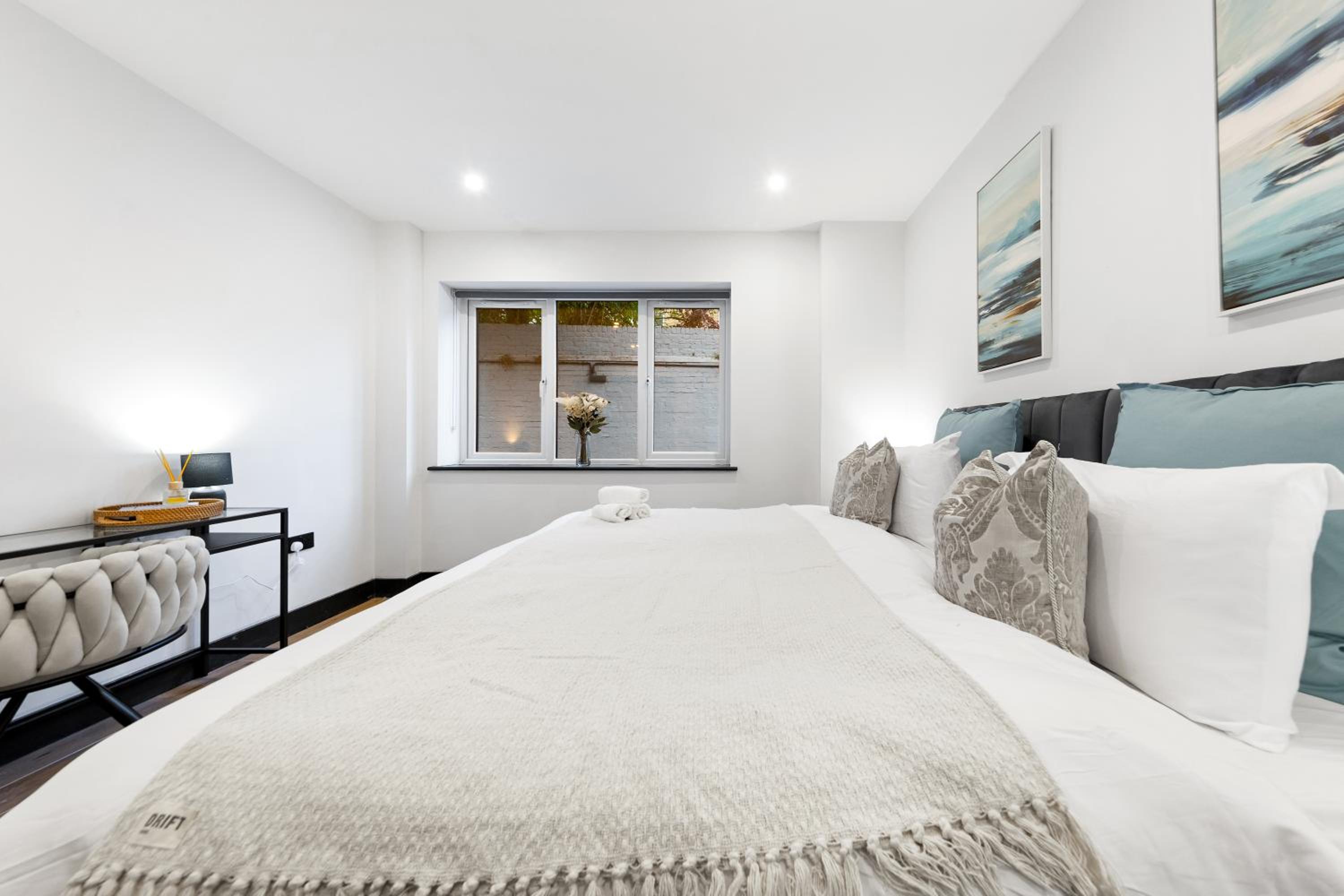 Luxury 1 Bedroom Apartment sleeps 4 with terrace 10 min to tube