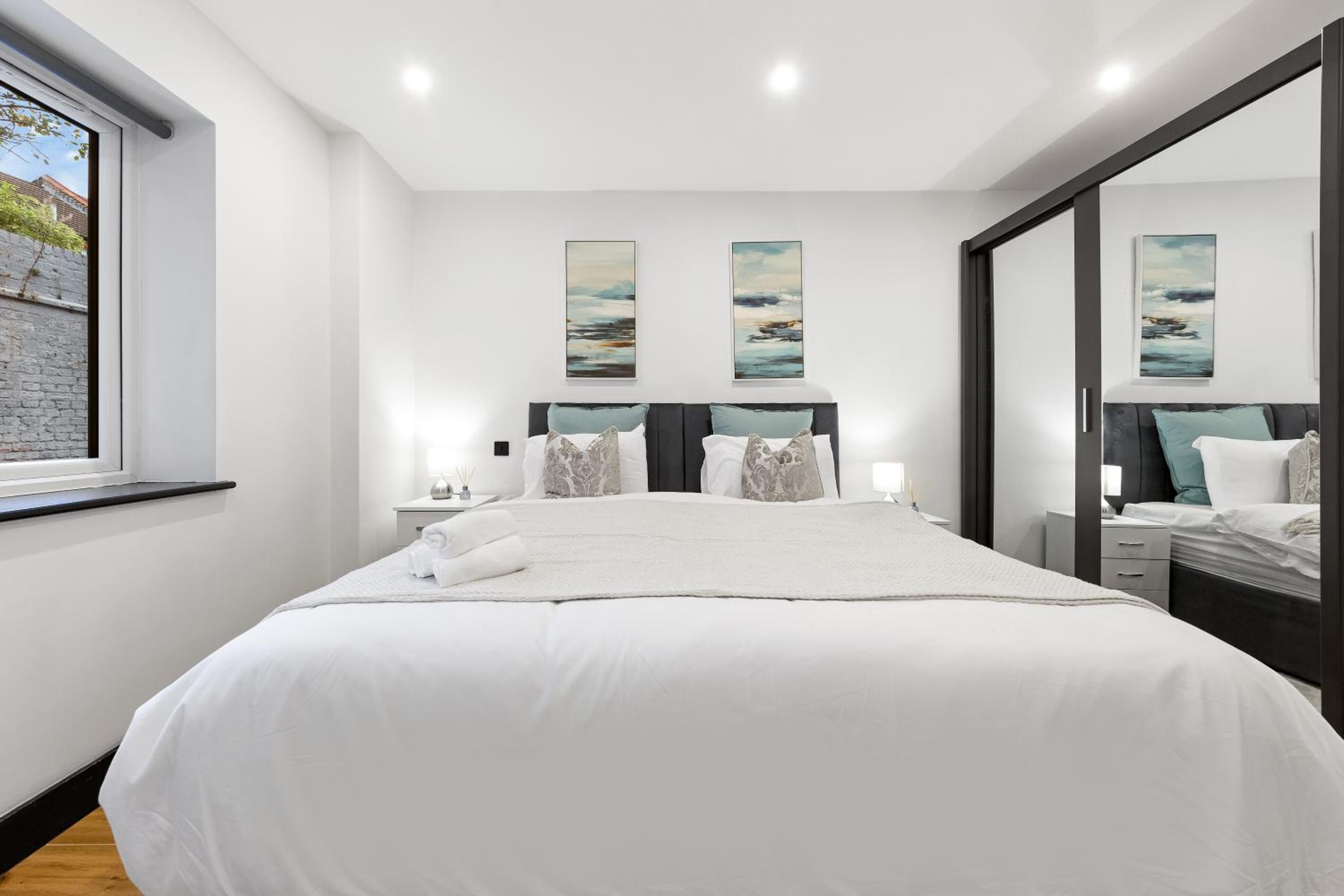 Luxury 1 Bedroom Apartment sleeps 4 with terrace 10 min to tube