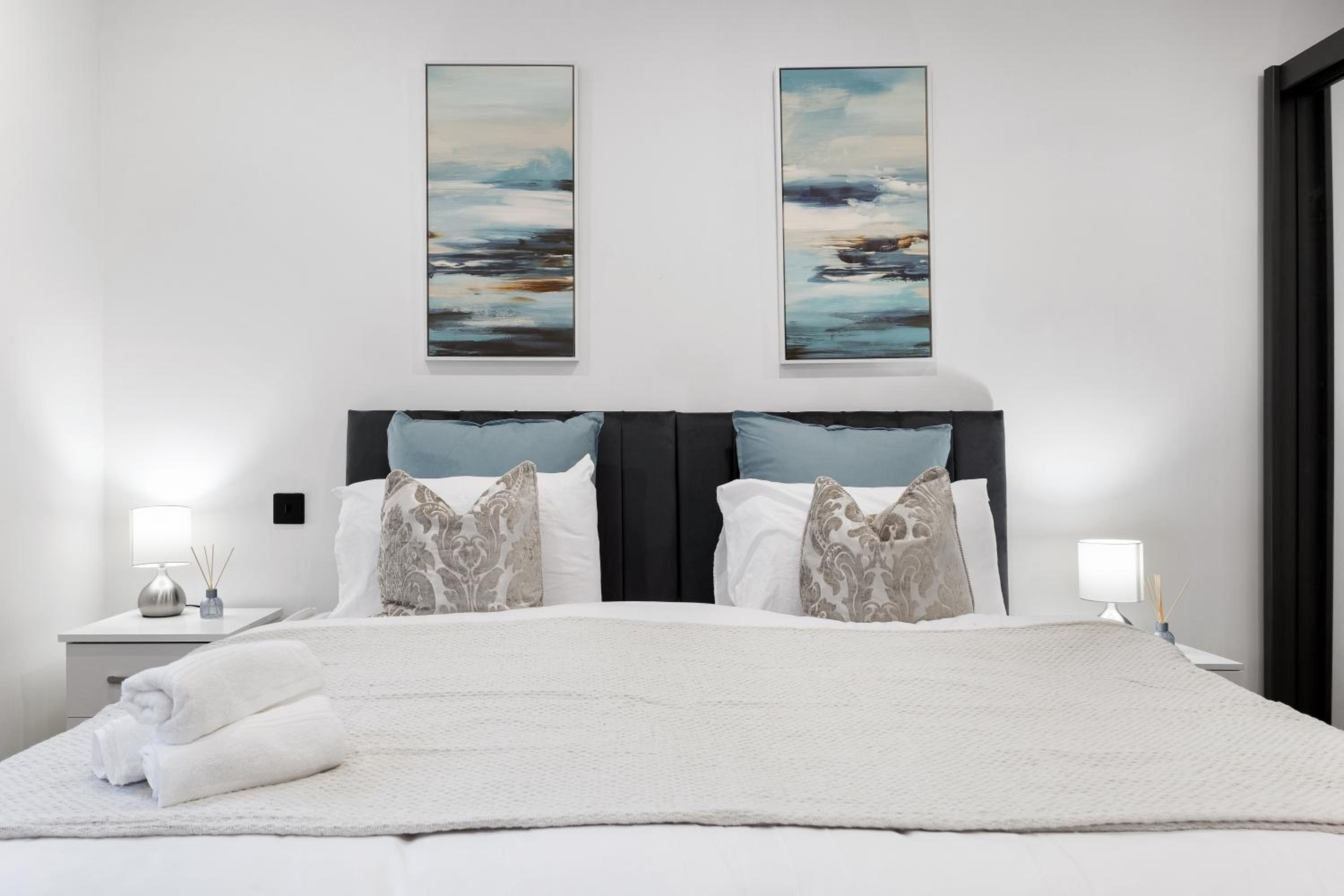 Luxury 1 Bedroom Apartment sleeps 4 with terrace 10 min to tube