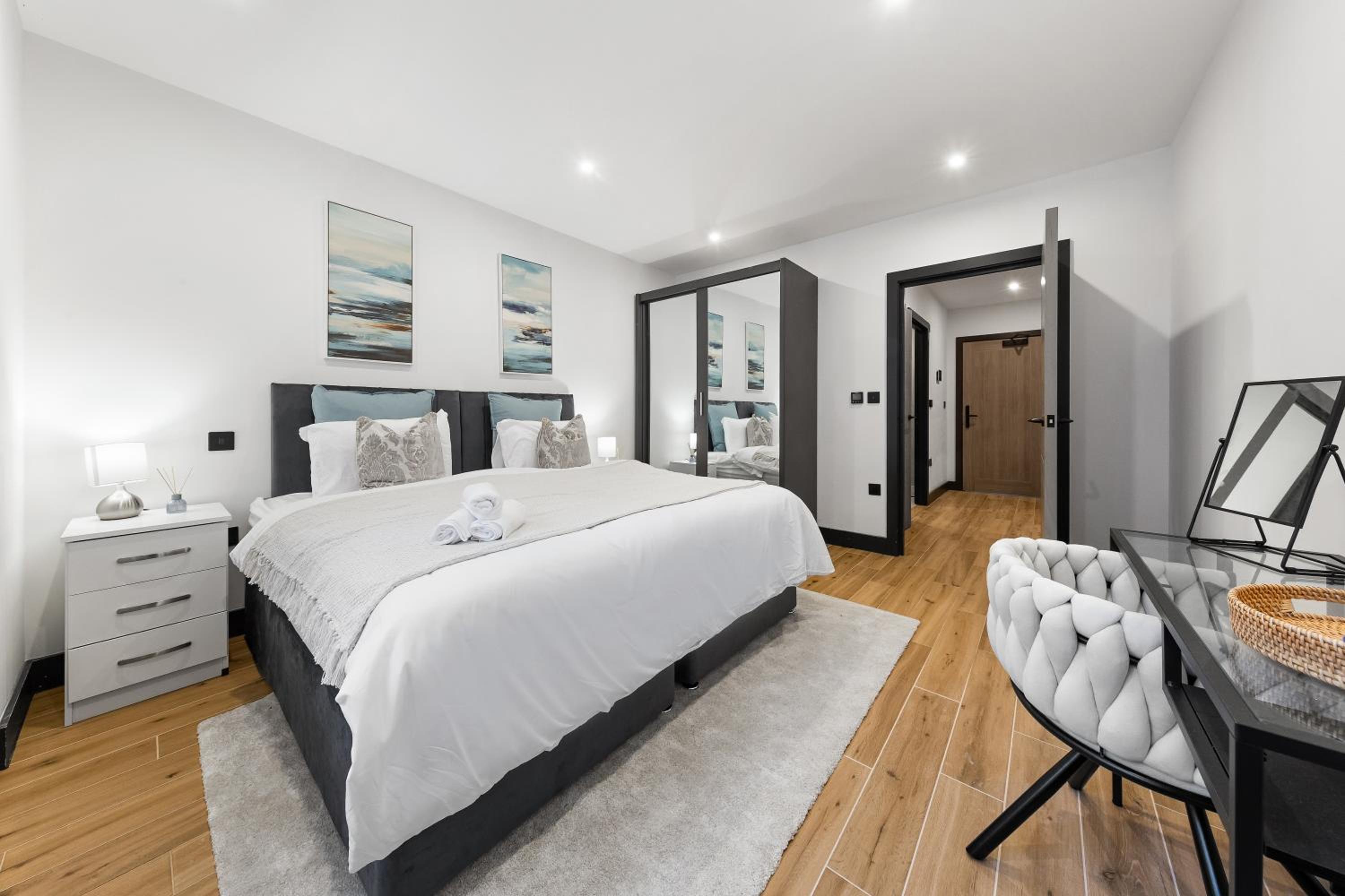 Luxury 1 Bedroom Apartment sleeps 4 with terrace 10 min to tube