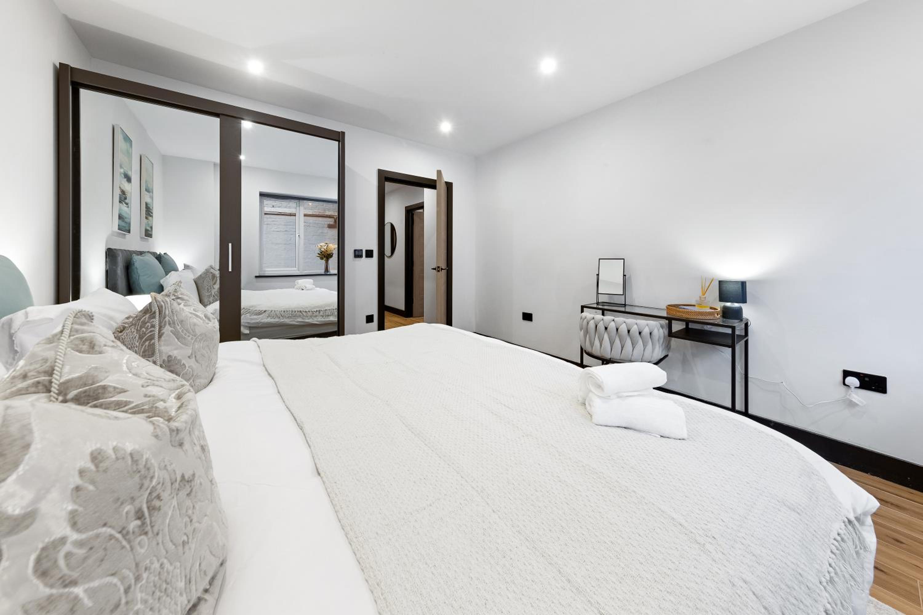 Luxury 1 Bedroom Apartment sleeps 4 with terrace 10 min to tube