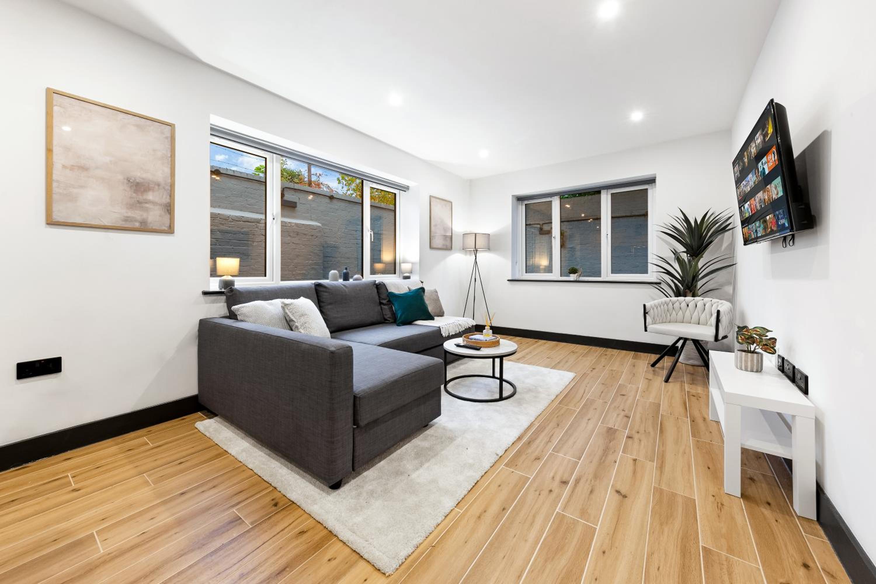 Luxury 1 Bedroom Apartment sleeps 4 with terrace 10 min to tube