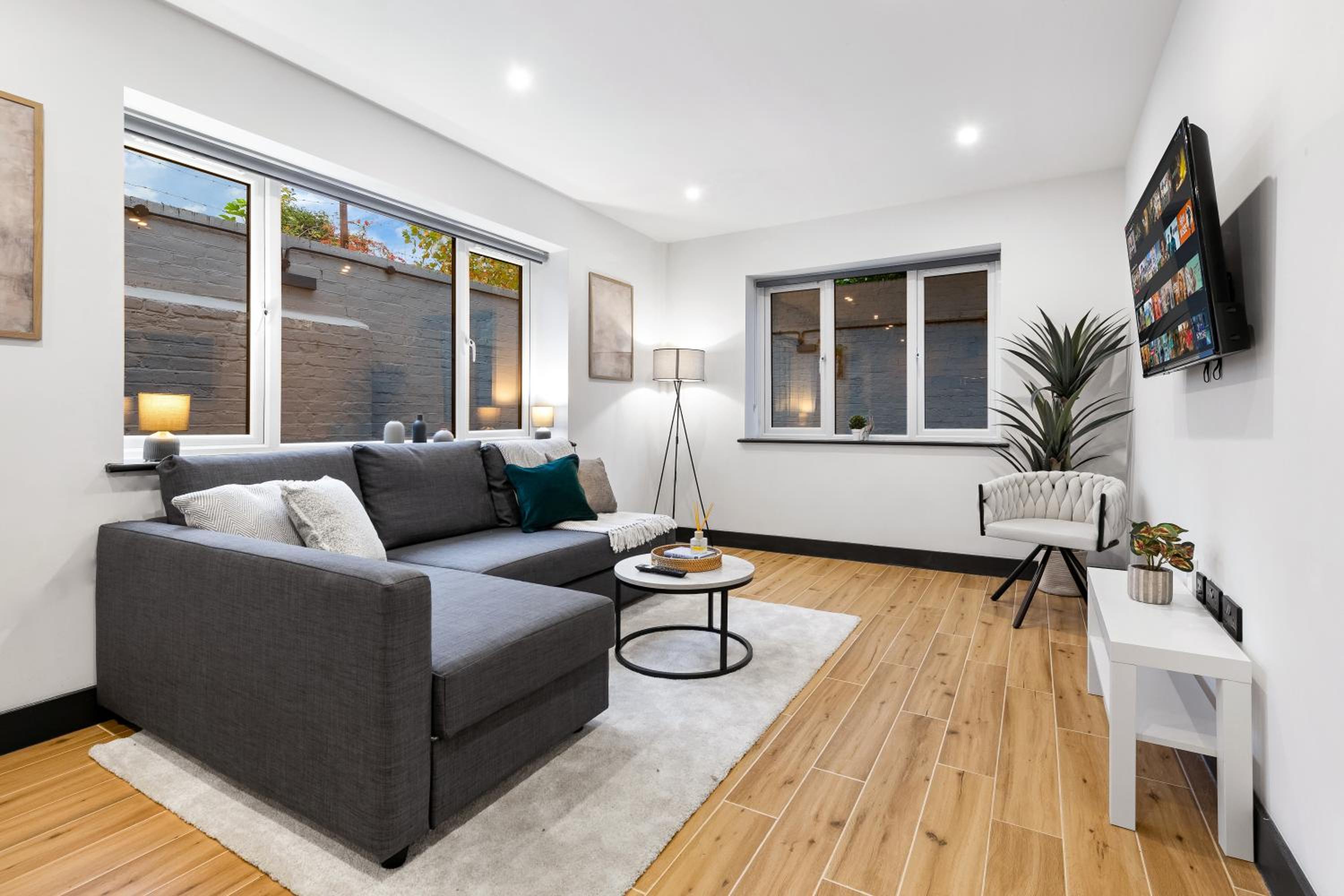 Luxury 1 Bedroom Apartment sleeps 4 with terrace 10 min to tube