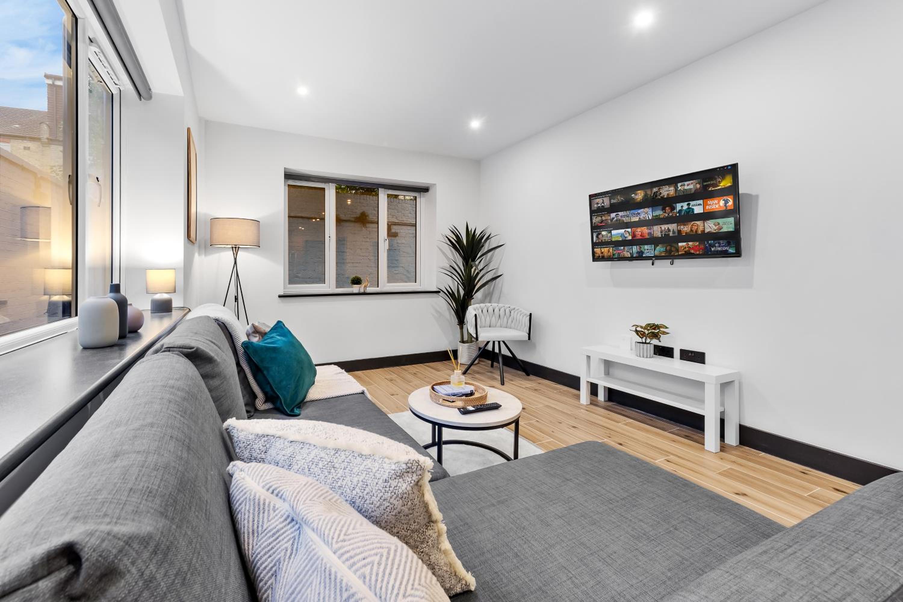 Luxury 1 Bedroom Apartment sleeps 4 with terrace 10 min to tube