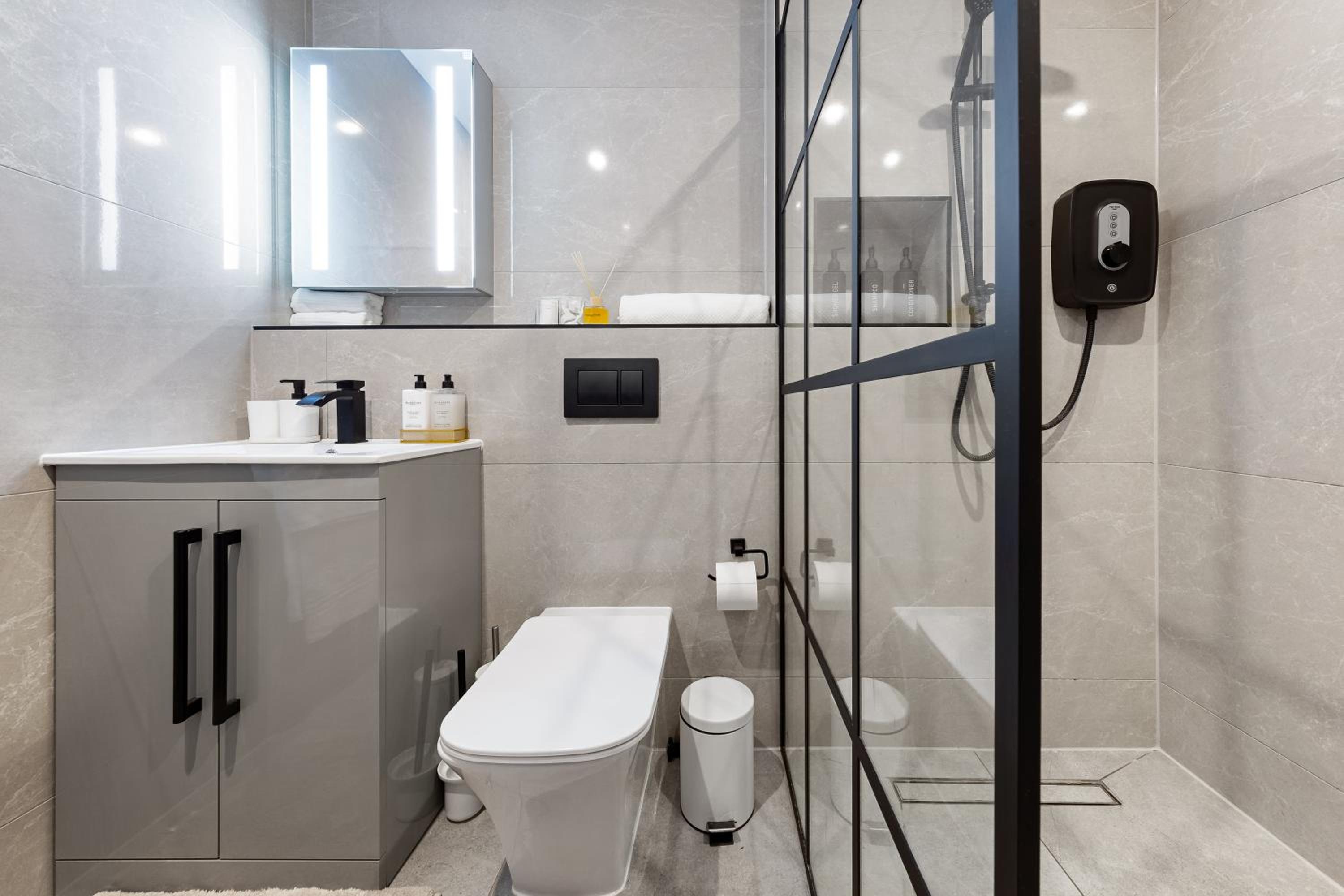 Luxury 1 Bedroom Apartment sleeps 4 with terrace 10 min to tube