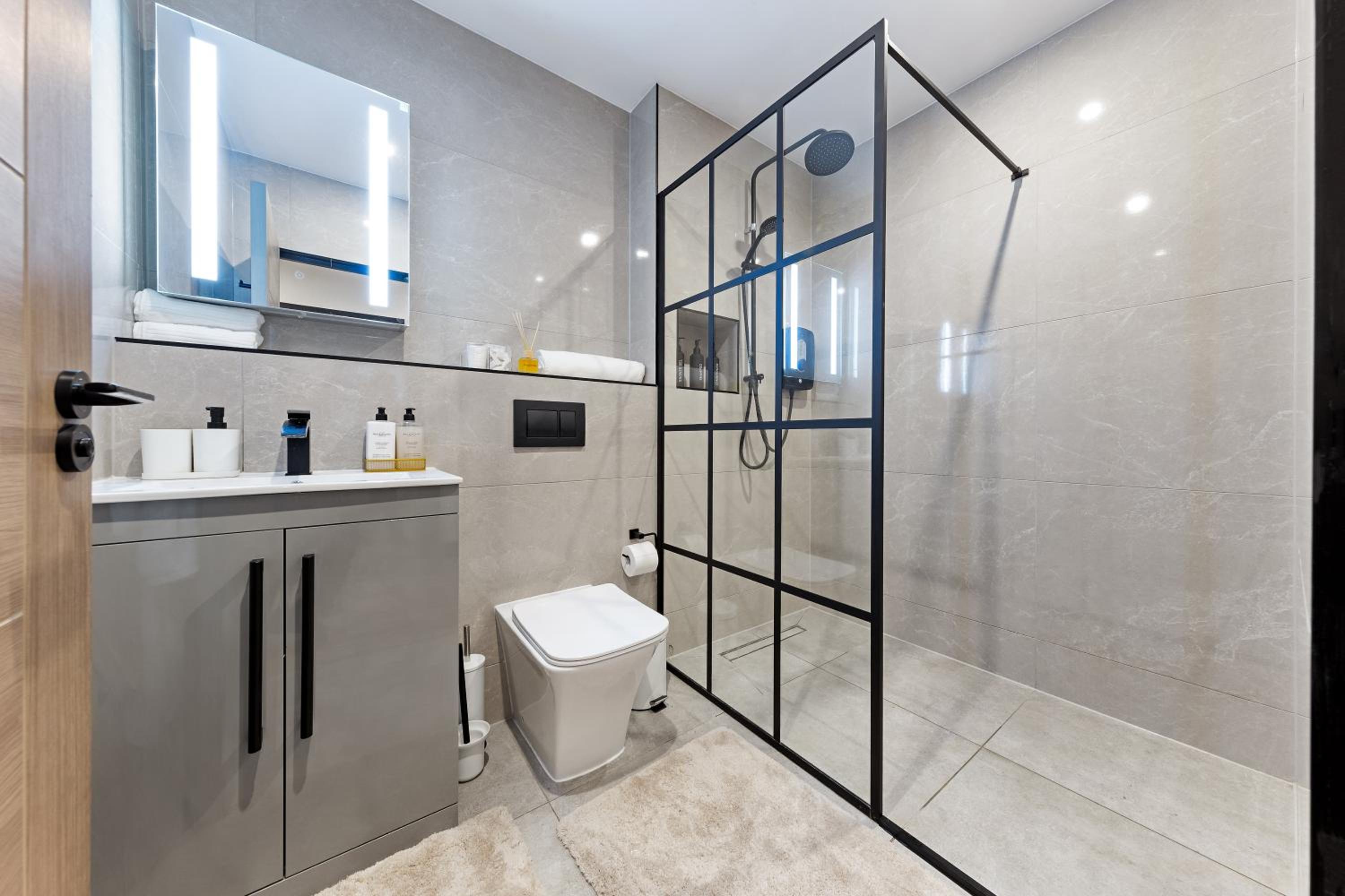 Luxury 1 Bedroom Apartment sleeps 4 with terrace 10 min to tube