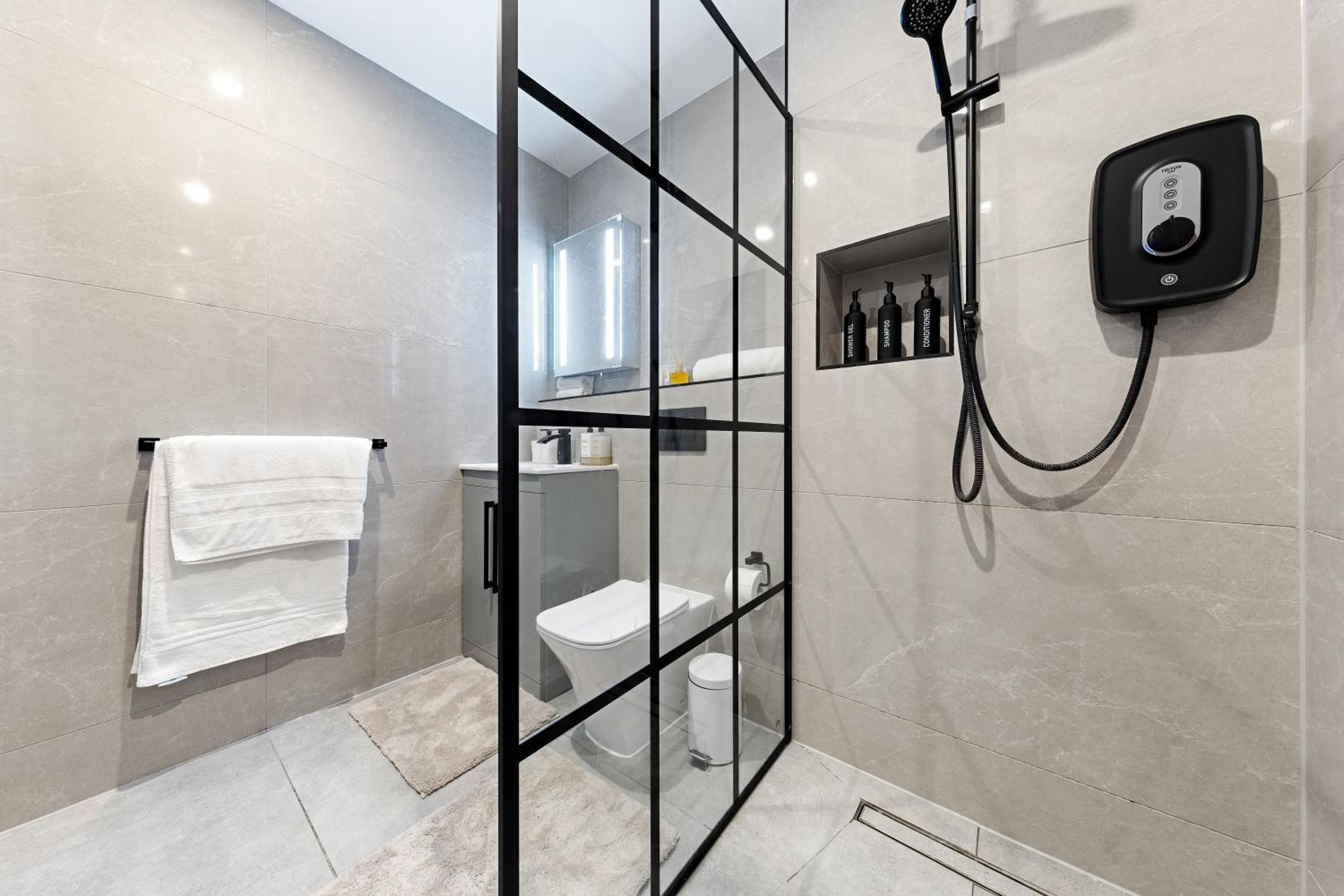 Luxury 1 Bedroom Apartment sleeps 4 with terrace 10 min to tube
