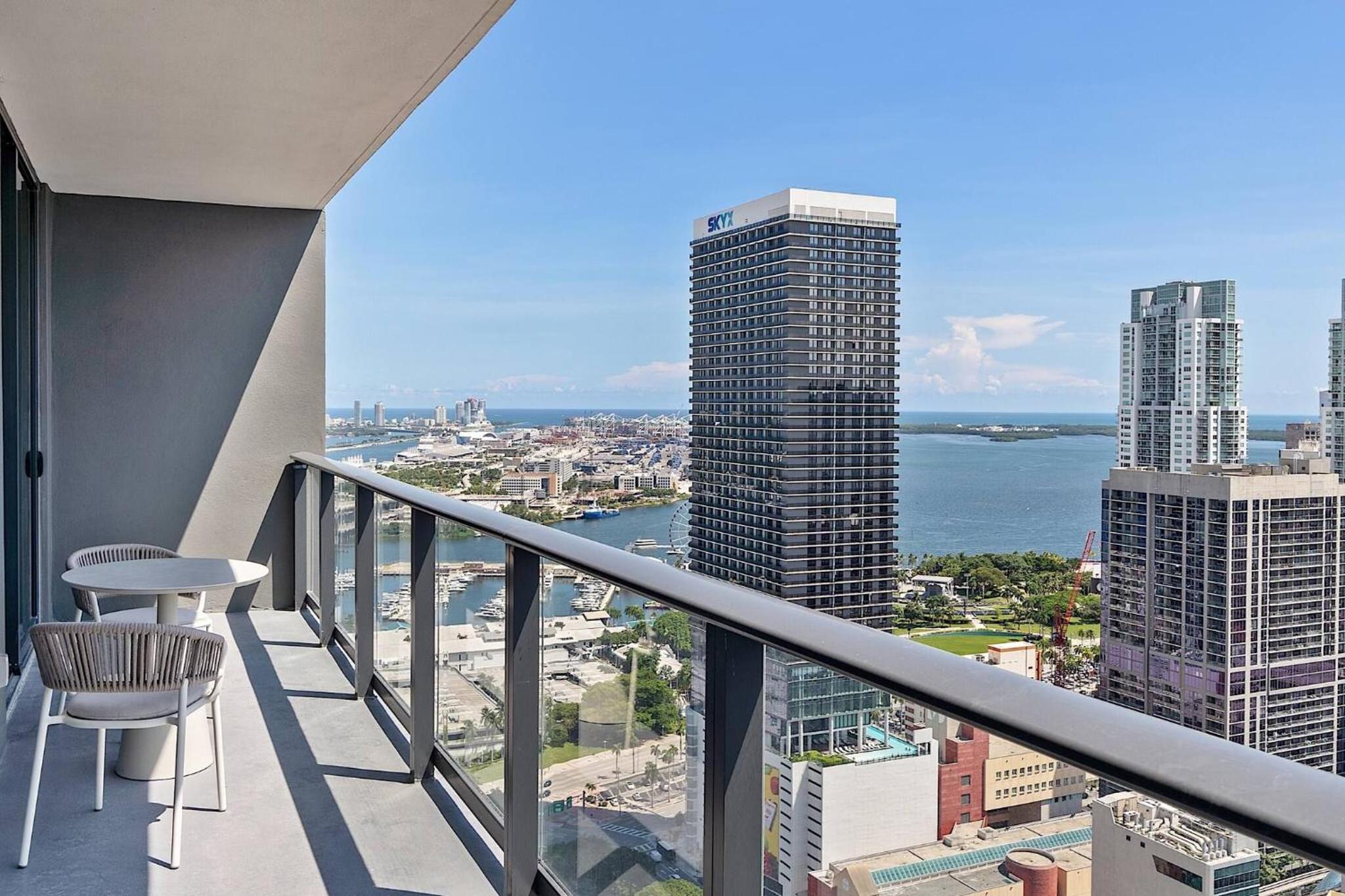 Luxury Corner 2BDCity Bay ViewsAmazing Sunsets