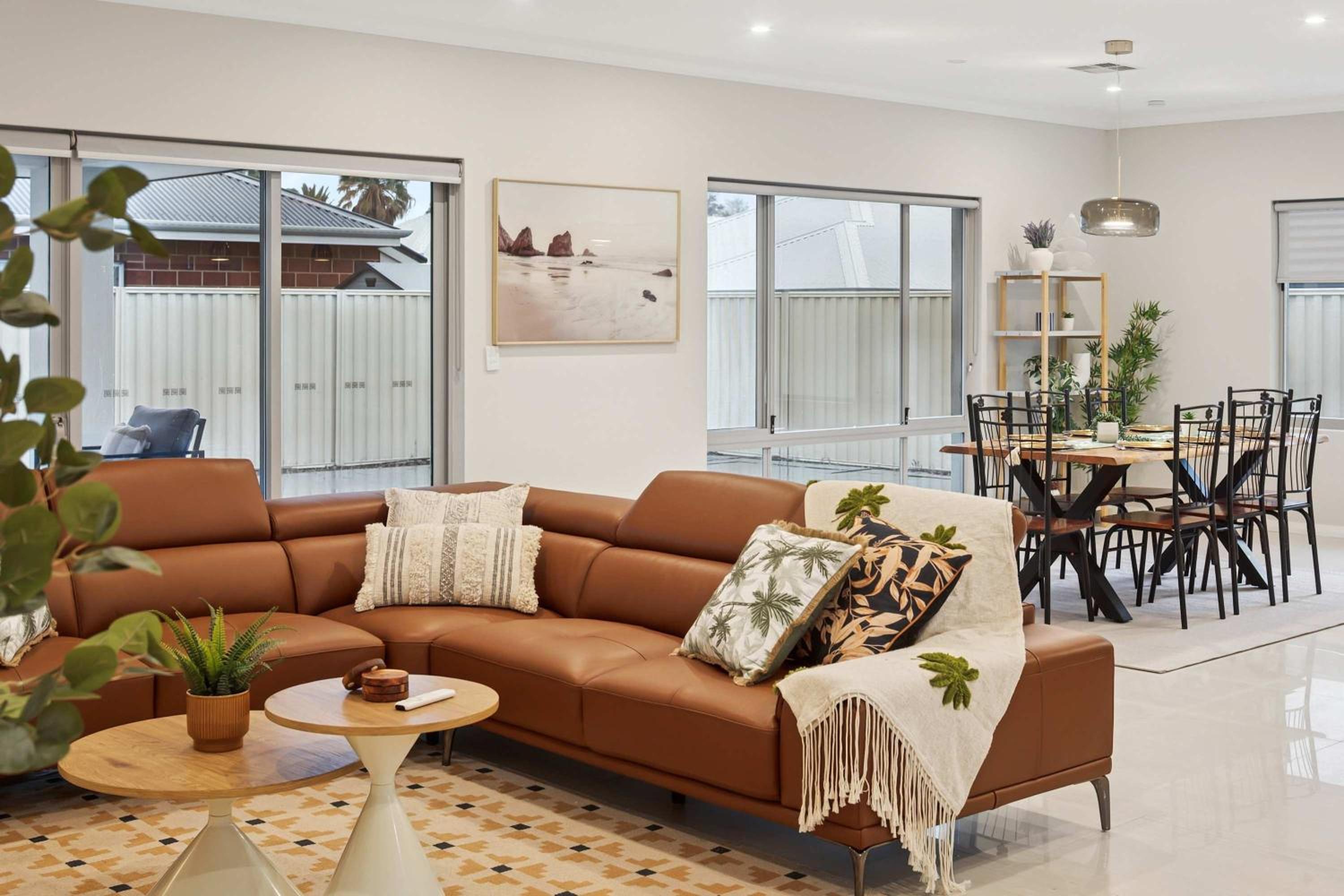 Lake Coogee Retreat - Spacious 4BR with Spa & Near Beach