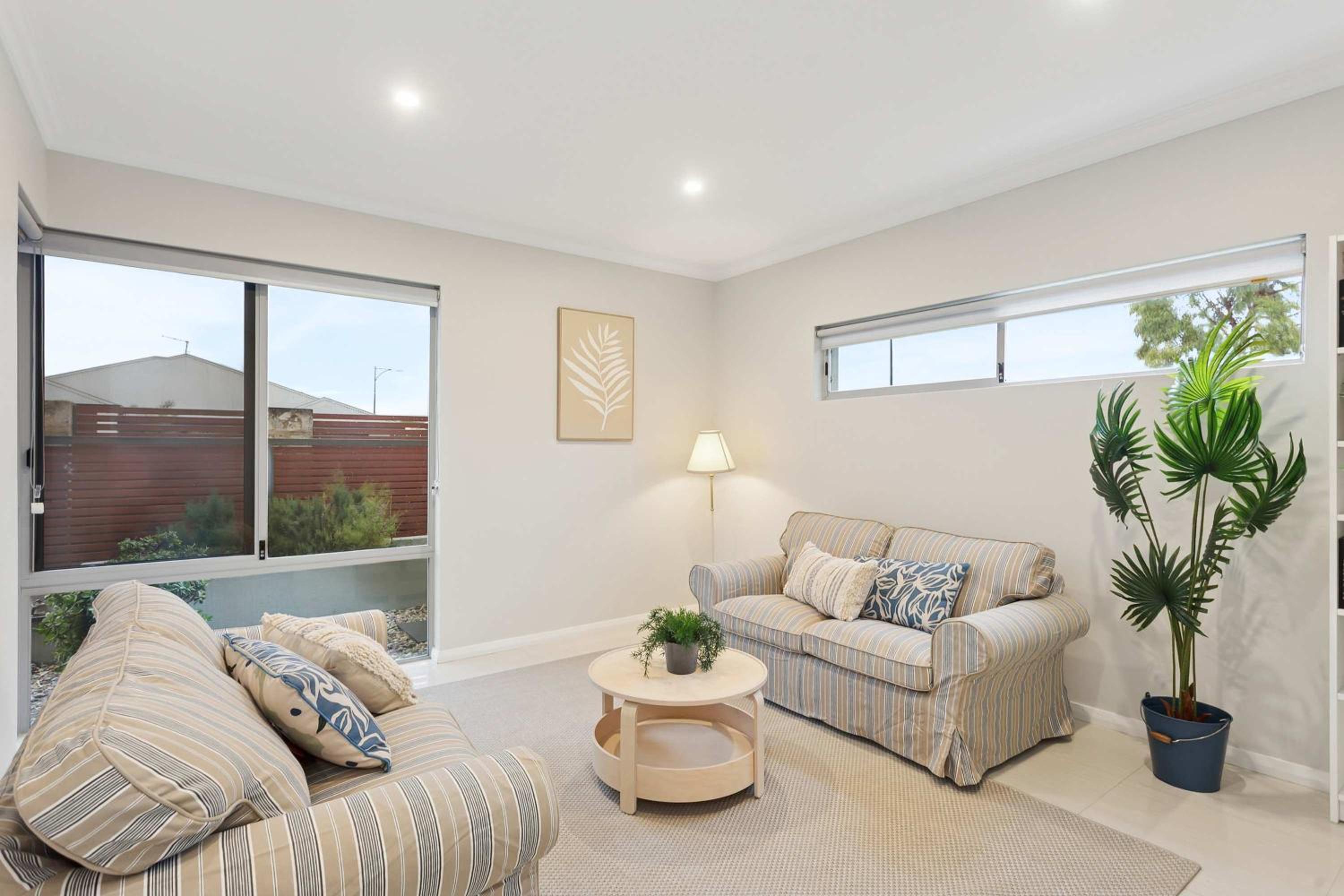 Lake Coogee Retreat - Spacious 4BR with Spa & Near Beach