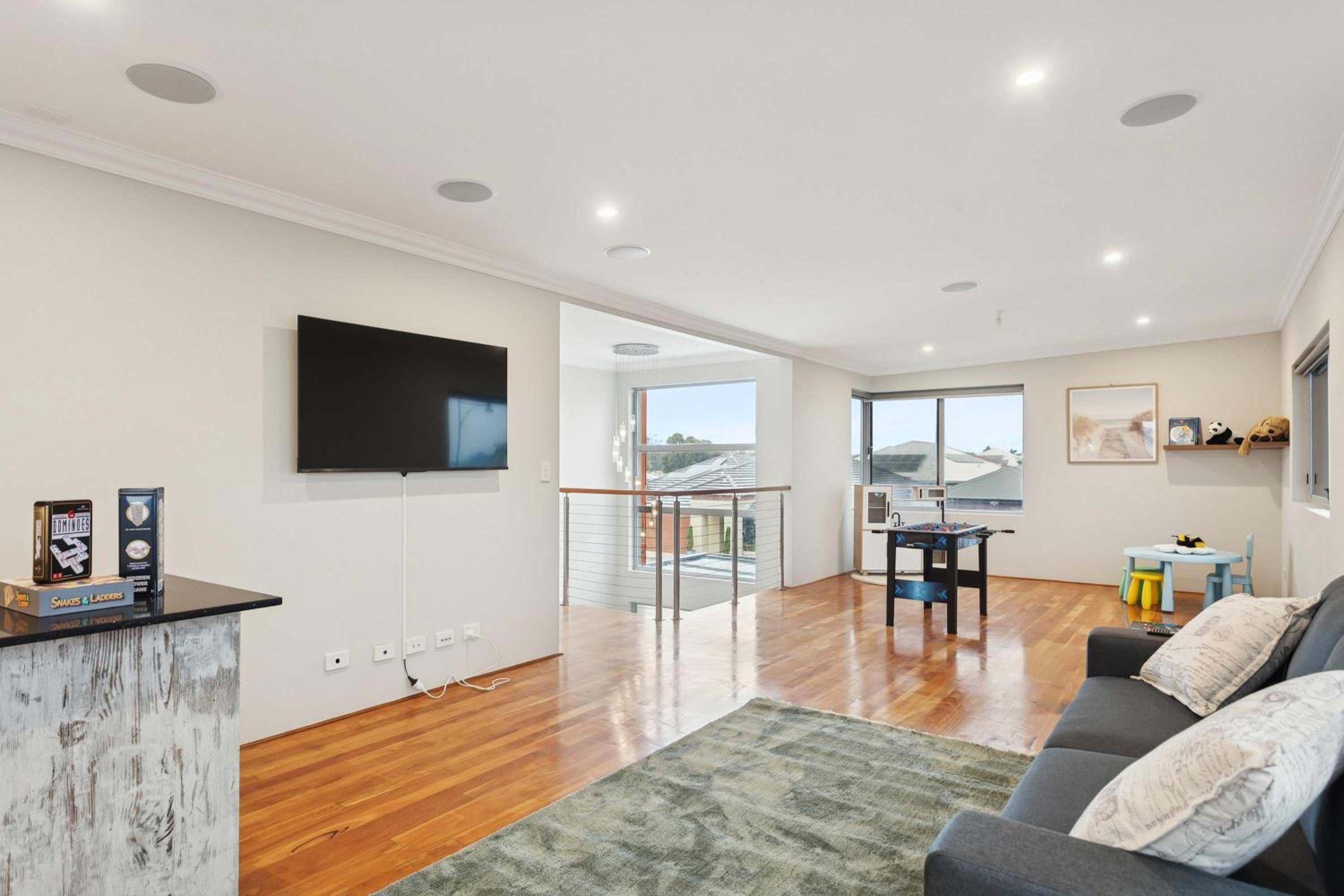 Lake Coogee Retreat - Spacious 4BR with Spa & Near Beach