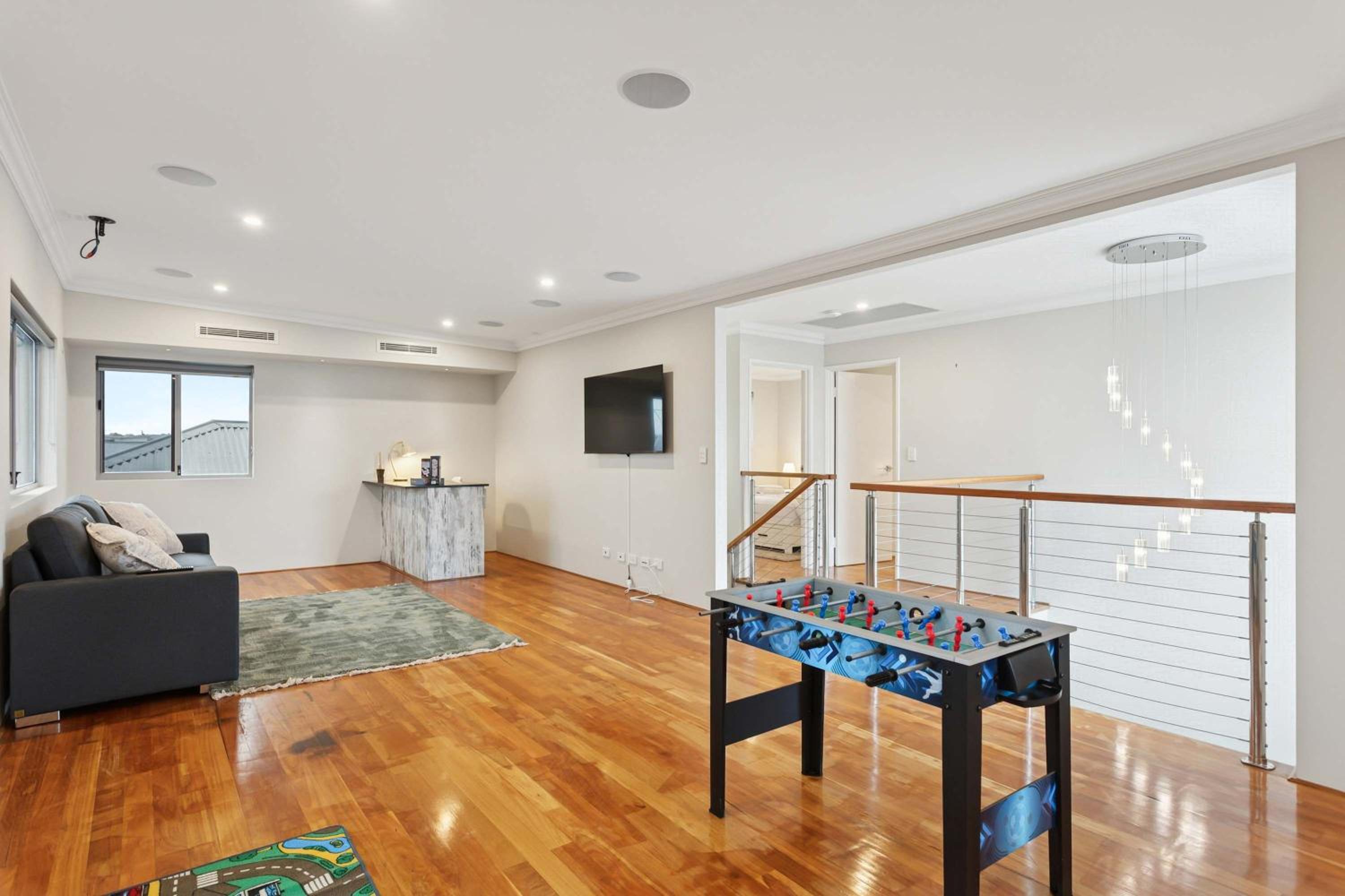 Lake Coogee Retreat - Spacious 4BR with Spa & Near Beach