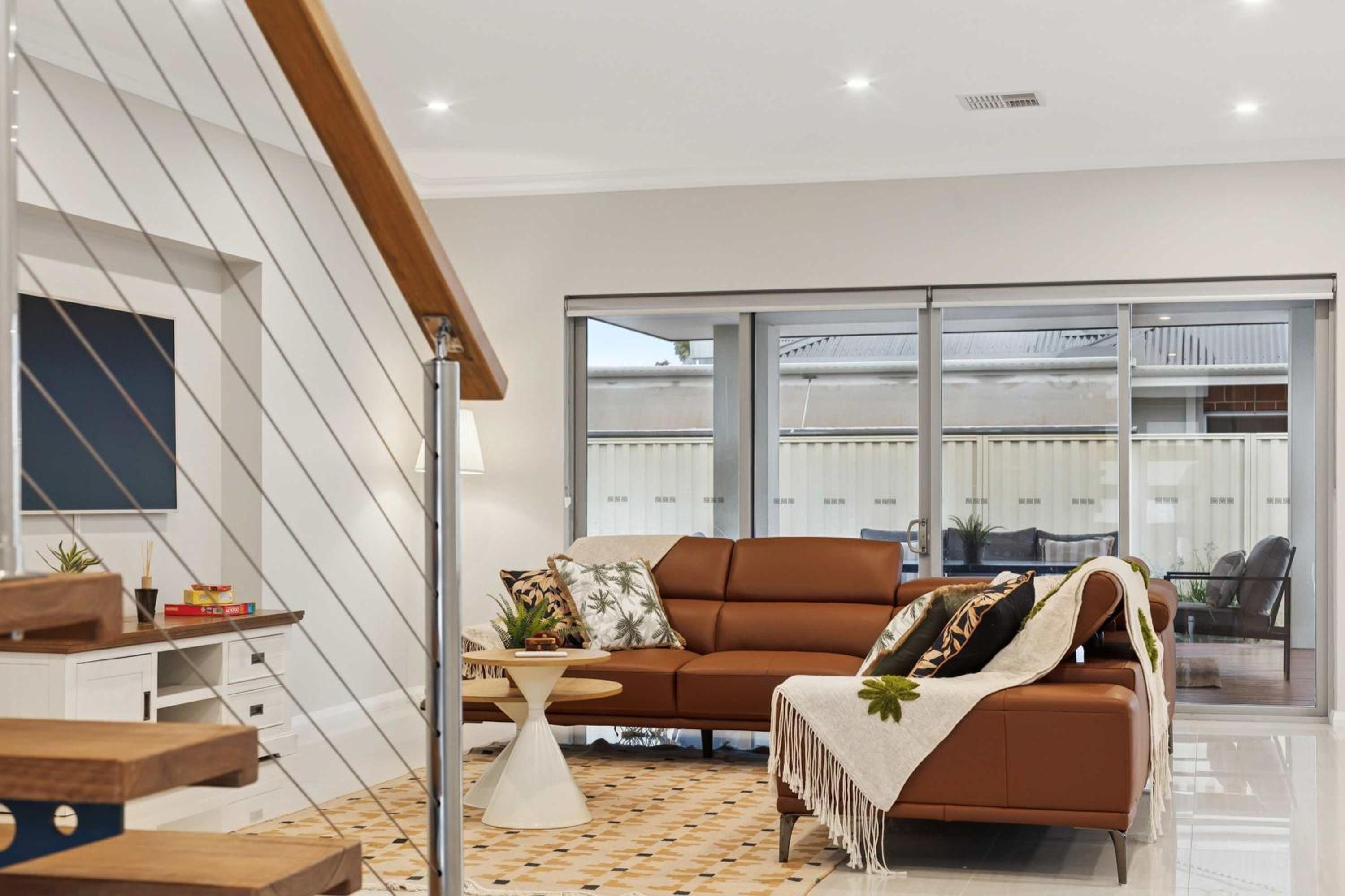 Lake Coogee Retreat - Spacious 4BR with Spa & Near Beach
