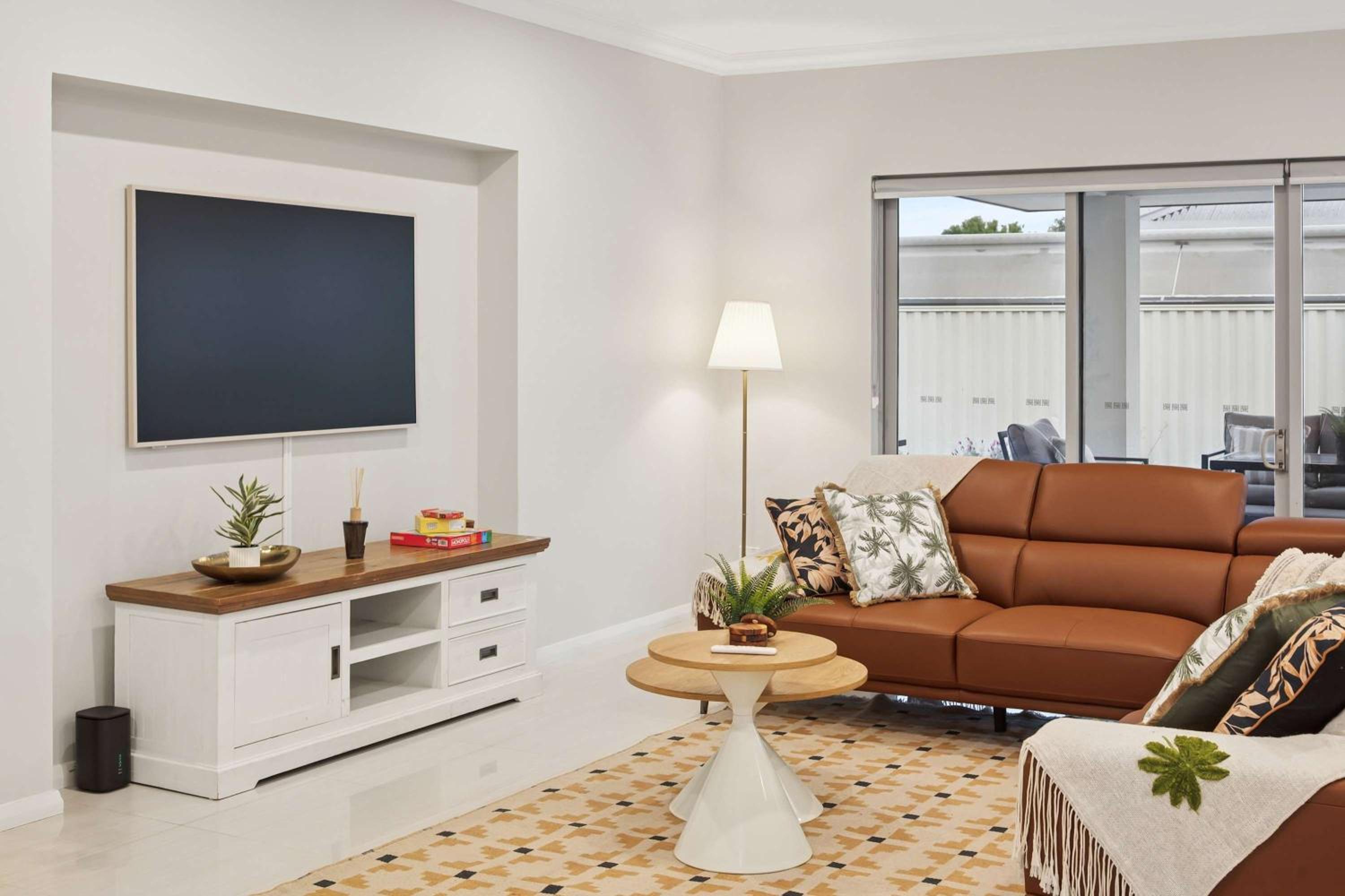 Lake Coogee Retreat - Spacious 4BR with Spa & Near Beach