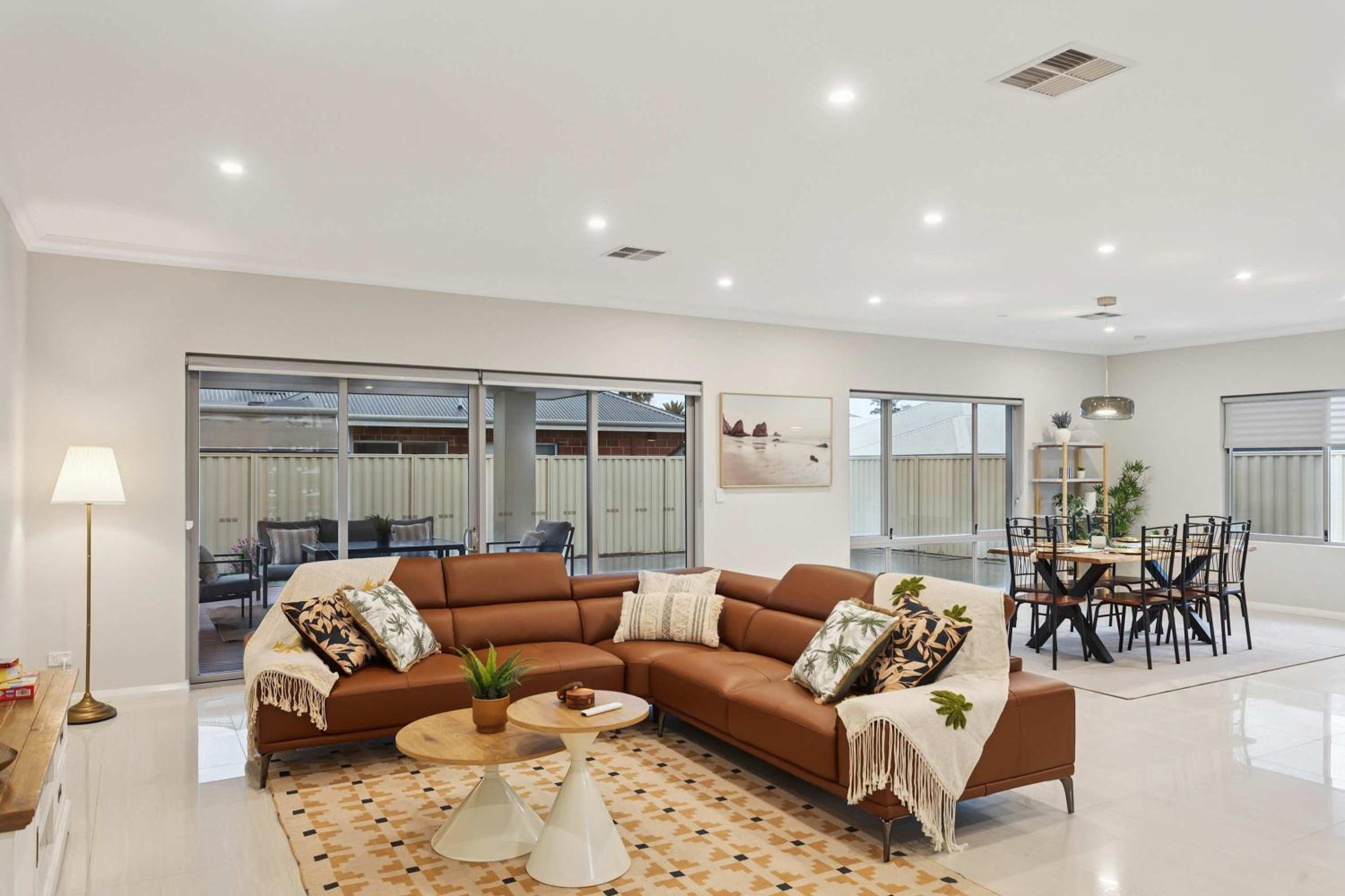 Lake Coogee Retreat - Spacious 4BR with Spa & Near Beach