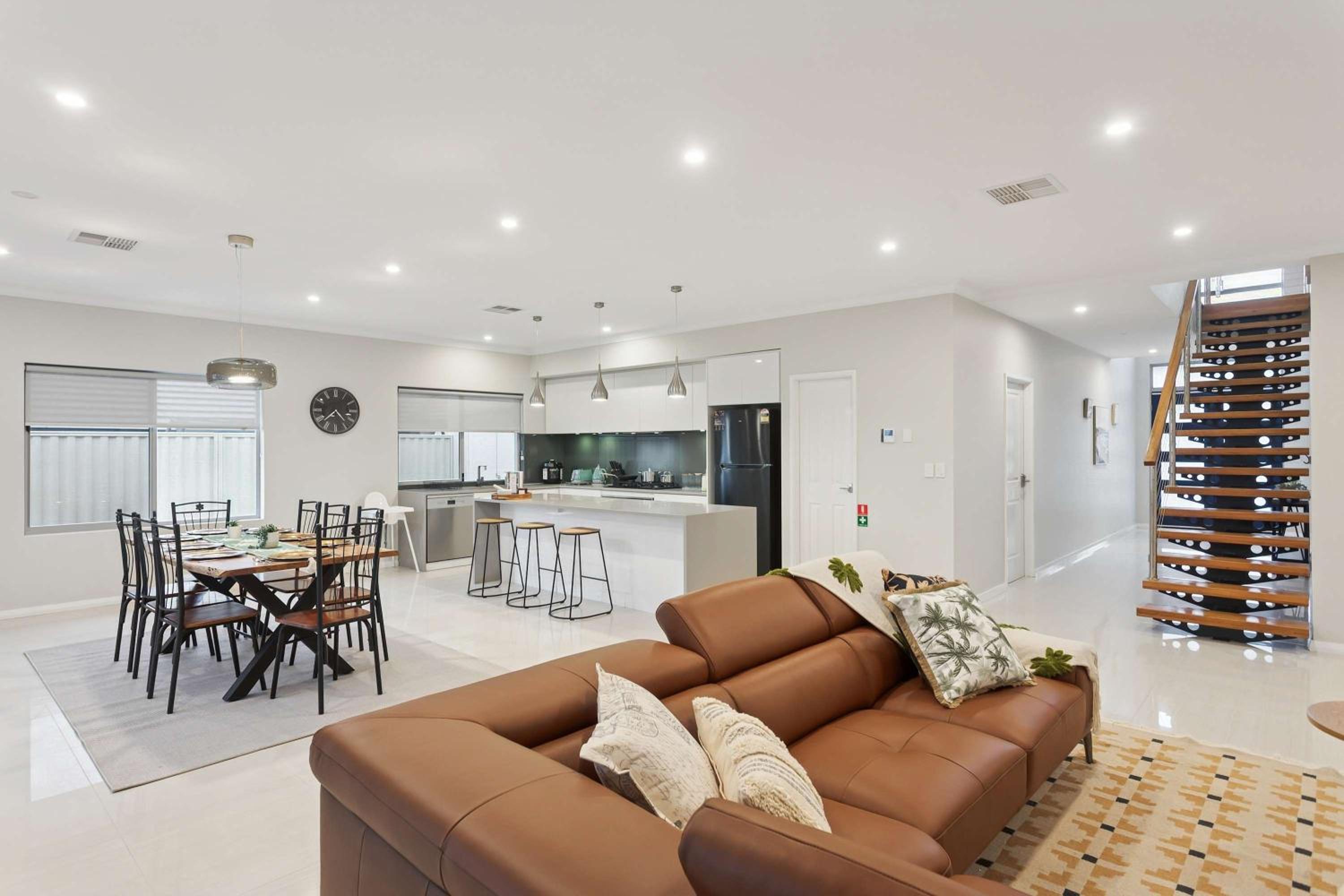 Lake Coogee Retreat - Spacious 4BR with Spa & Near Beach