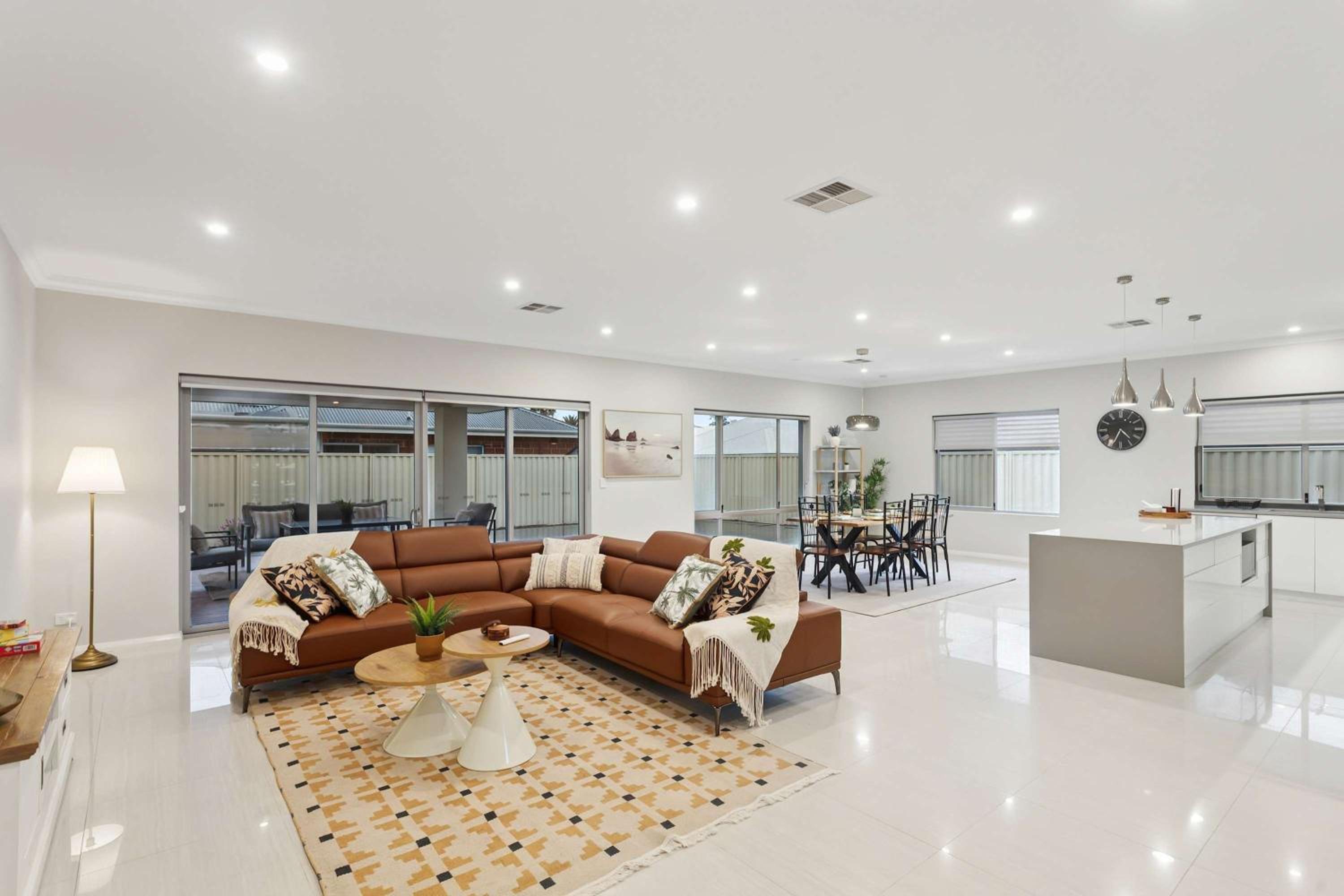 Lake Coogee Retreat - Spacious 4BR with Spa & Near Beach