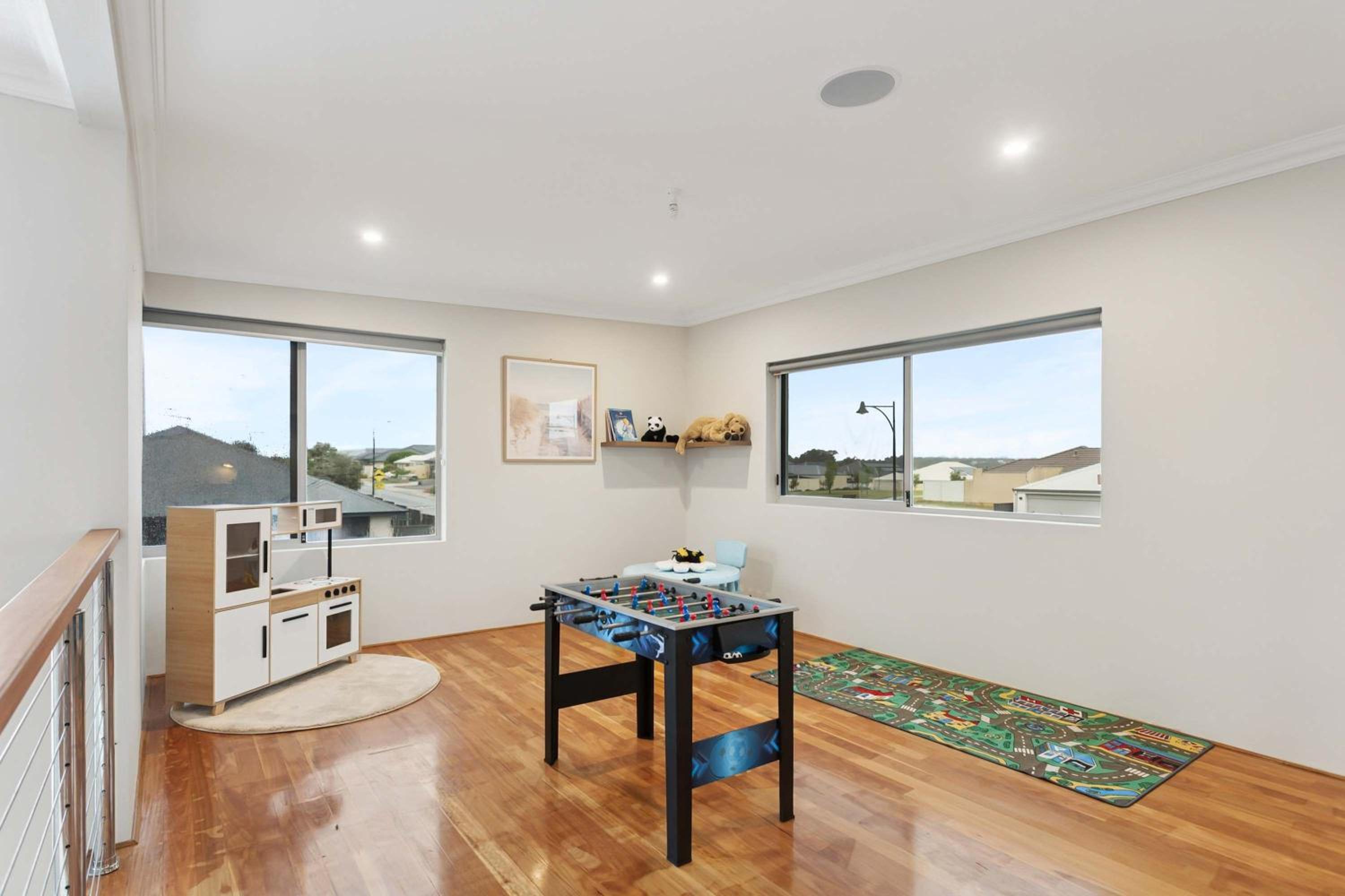 Lake Coogee Retreat - Spacious 4BR with Spa & Near Beach