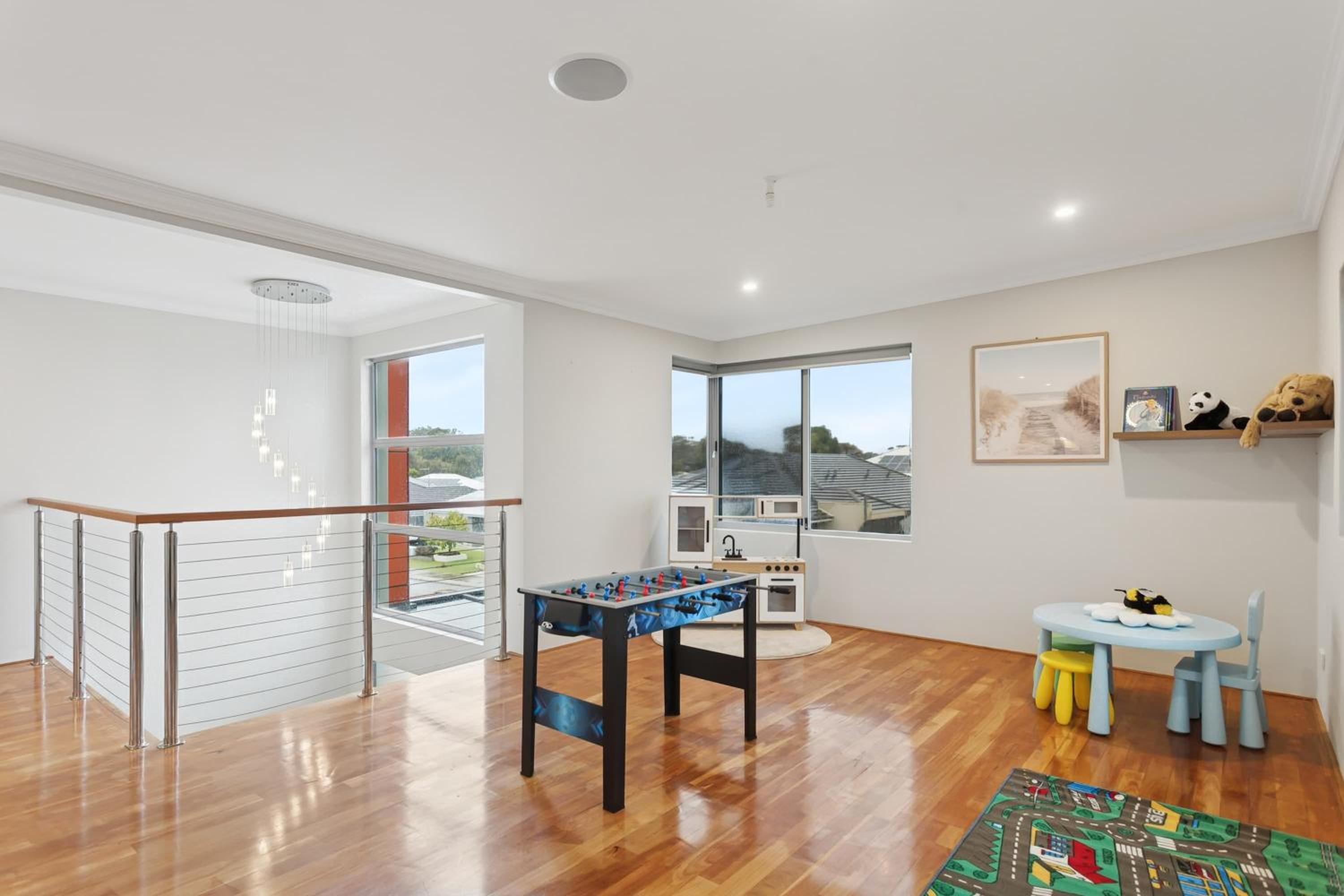 Lake Coogee Retreat - Spacious 4BR with Spa & Near Beach