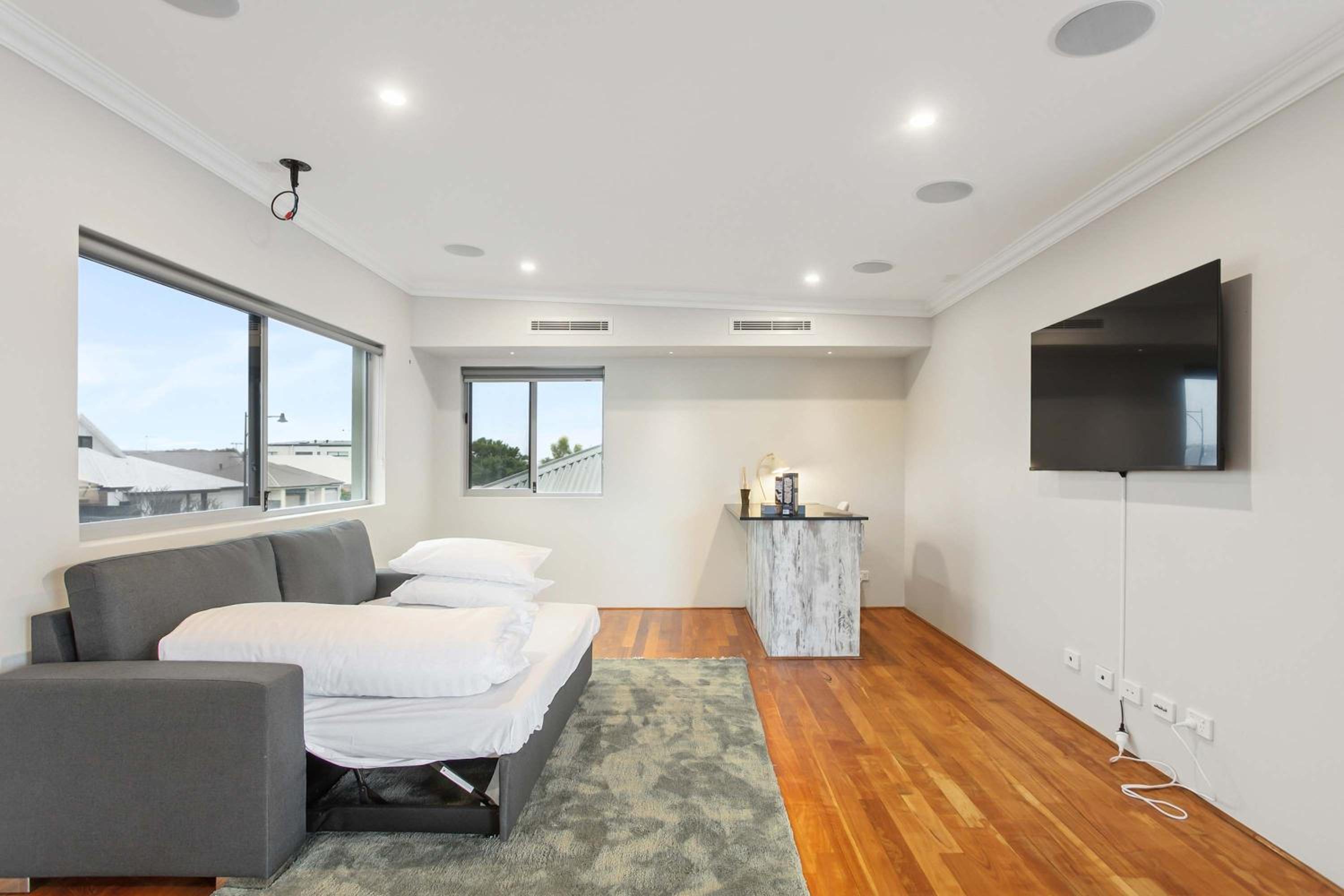 Lake Coogee Retreat - Spacious 4BR with Spa & Near Beach