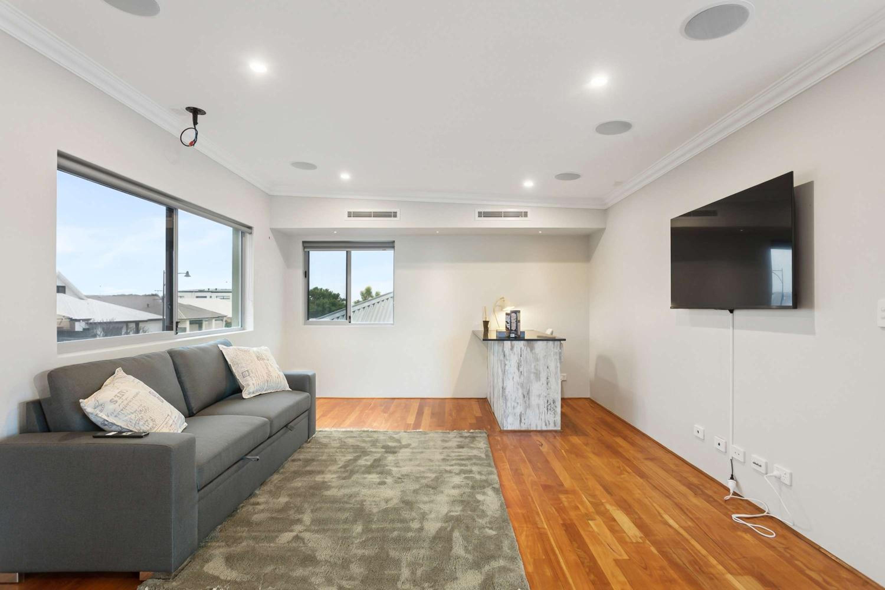 Lake Coogee Retreat - Spacious 4BR with Spa & Near Beach