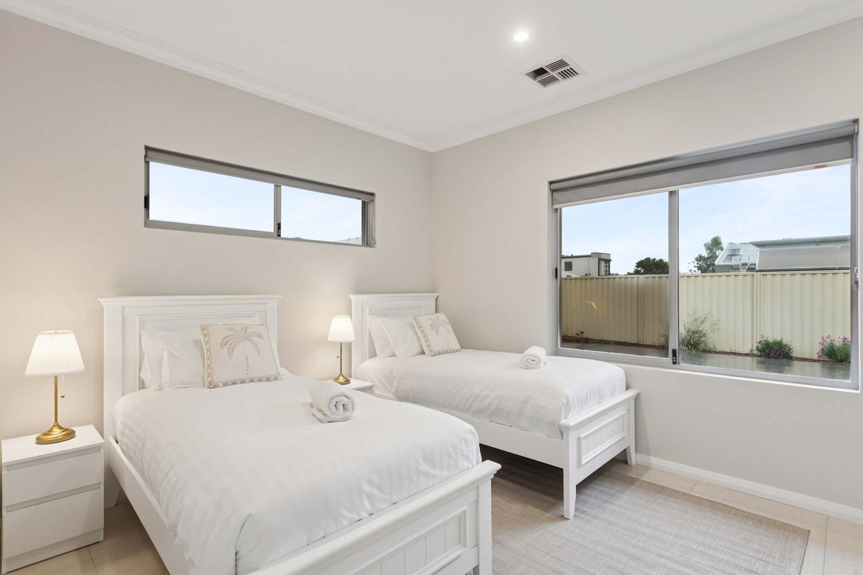 Lake Coogee Retreat - Spacious 4BR with Spa & Near Beach
