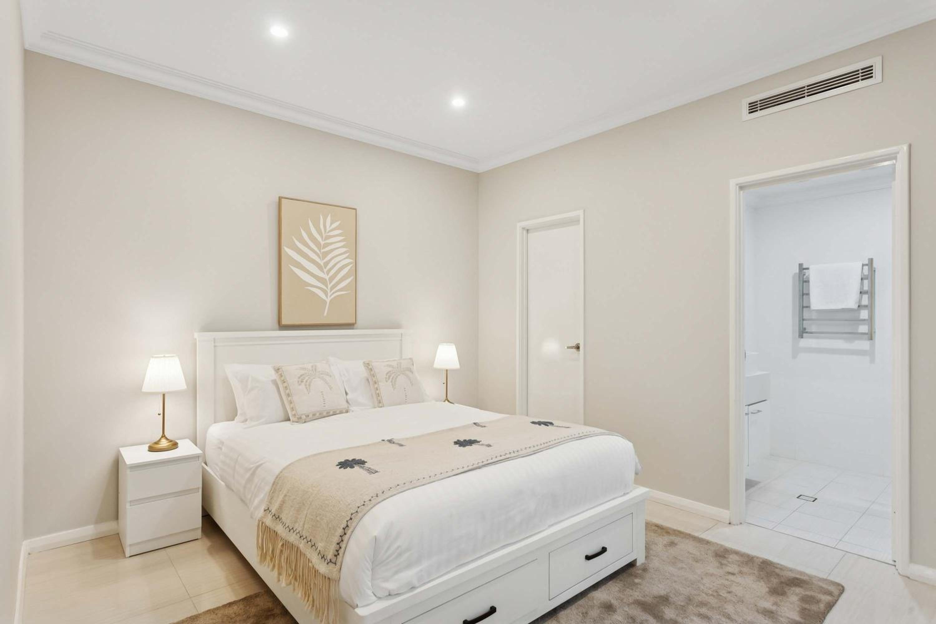 Lake Coogee Retreat - Spacious 4BR with Spa & Near Beach