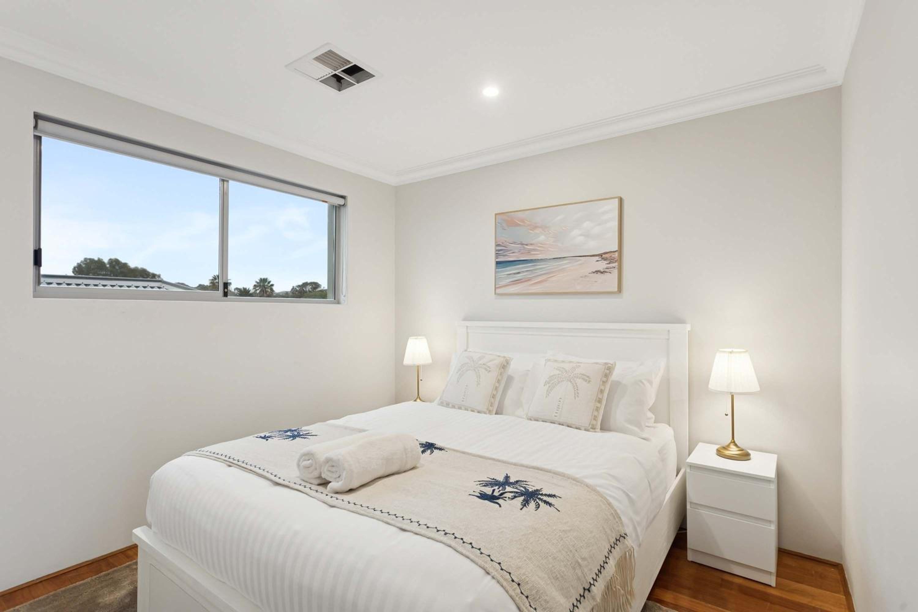 Lake Coogee Retreat - Spacious 4BR with Spa & Near Beach