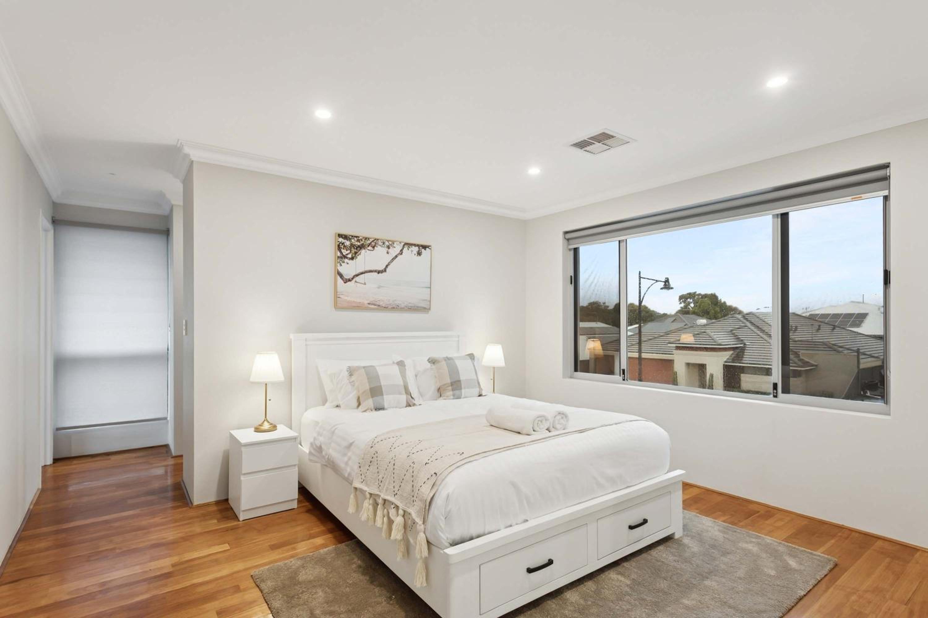 Lake Coogee Retreat - Spacious 4BR with Spa & Near Beach