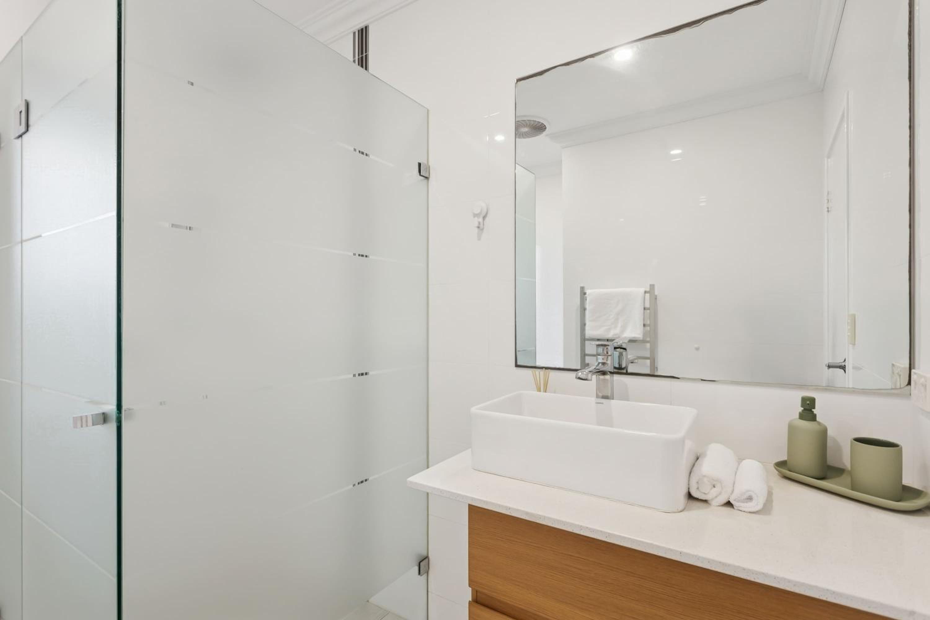 Lake Coogee Retreat - Spacious 4BR with Spa & Near Beach