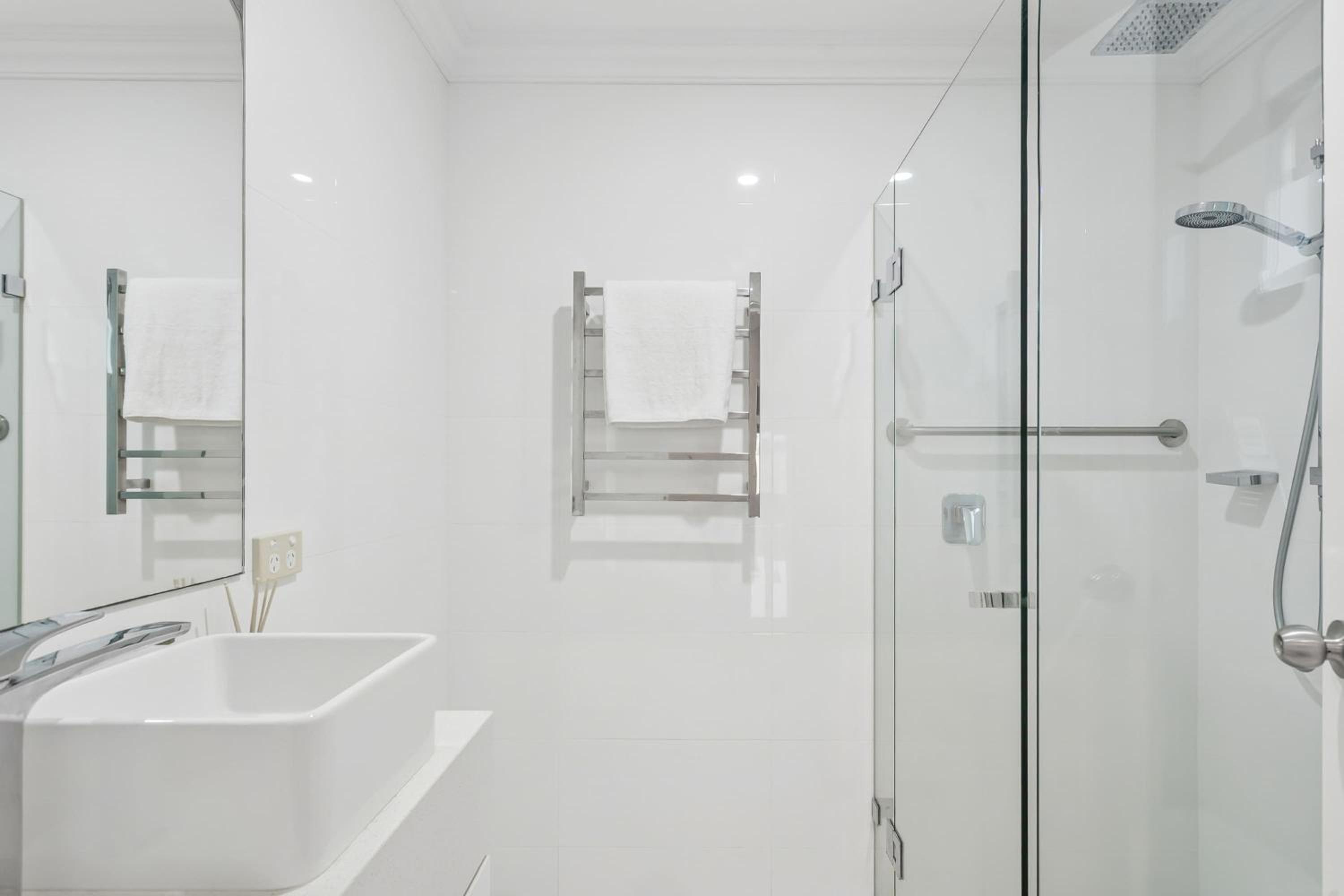 Lake Coogee Retreat - Spacious 4BR with Spa & Near Beach