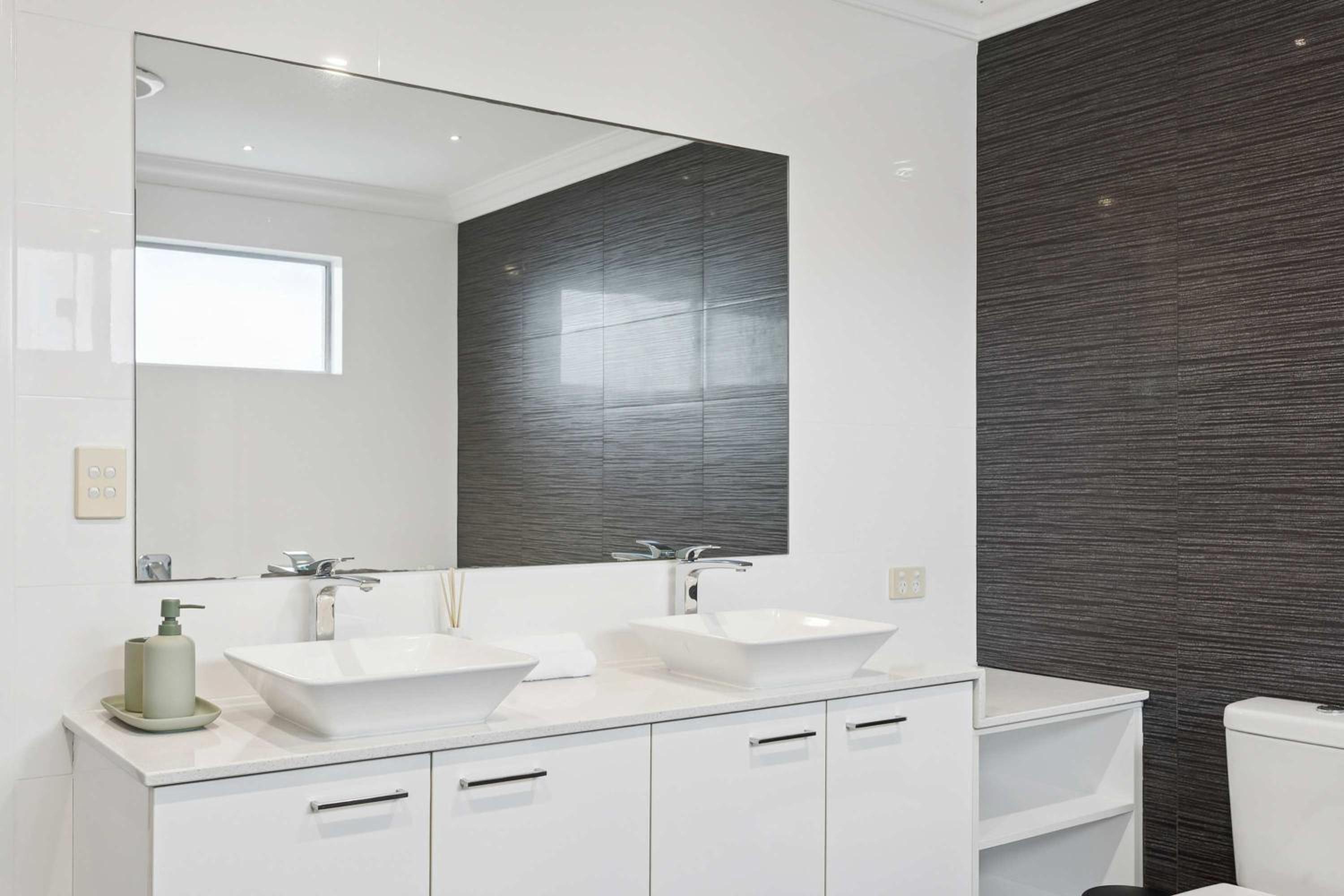 Lake Coogee Retreat - Spacious 4BR with Spa & Near Beach