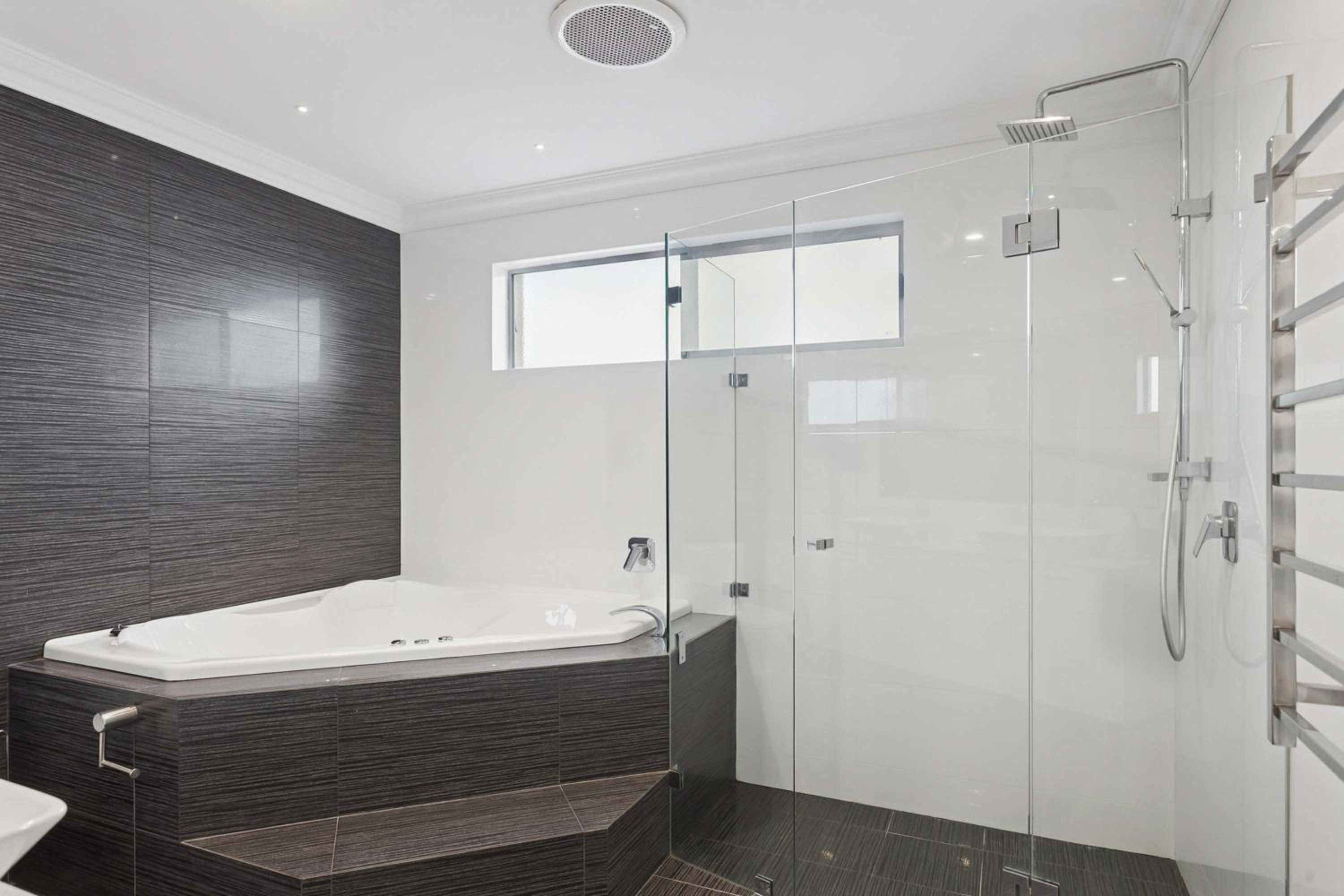 Lake Coogee Retreat - Spacious 4BR with Spa & Near Beach