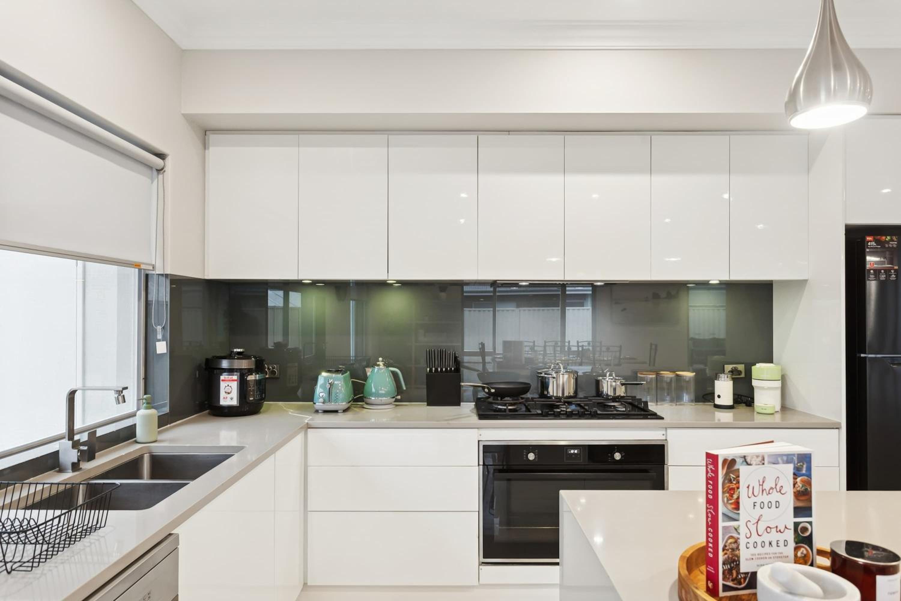 Lake Coogee Retreat - Spacious 4BR with Spa & Near Beach
