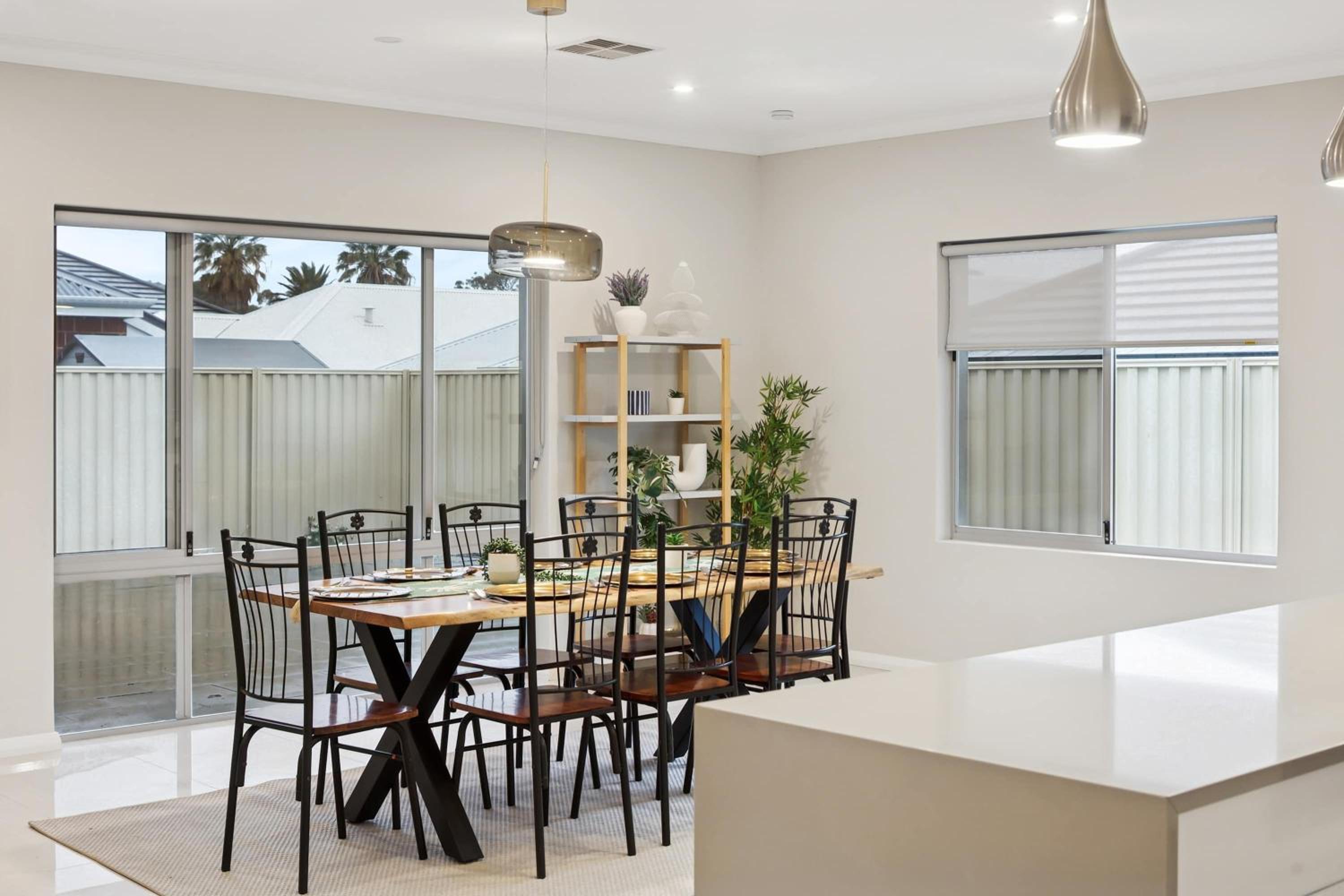 Lake Coogee Retreat - Spacious 4BR with Spa & Near Beach