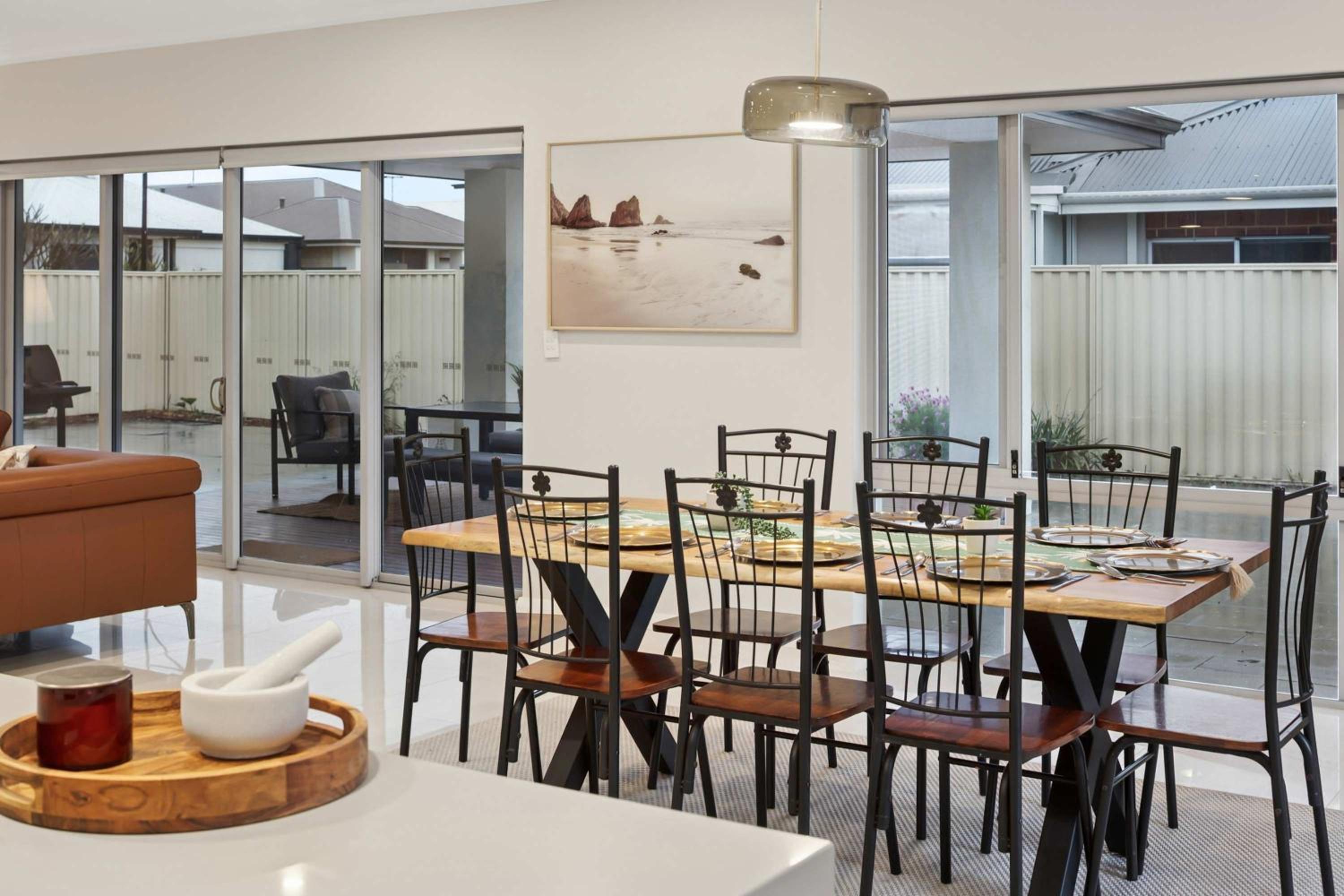 Lake Coogee Retreat - Spacious 4BR with Spa & Near Beach