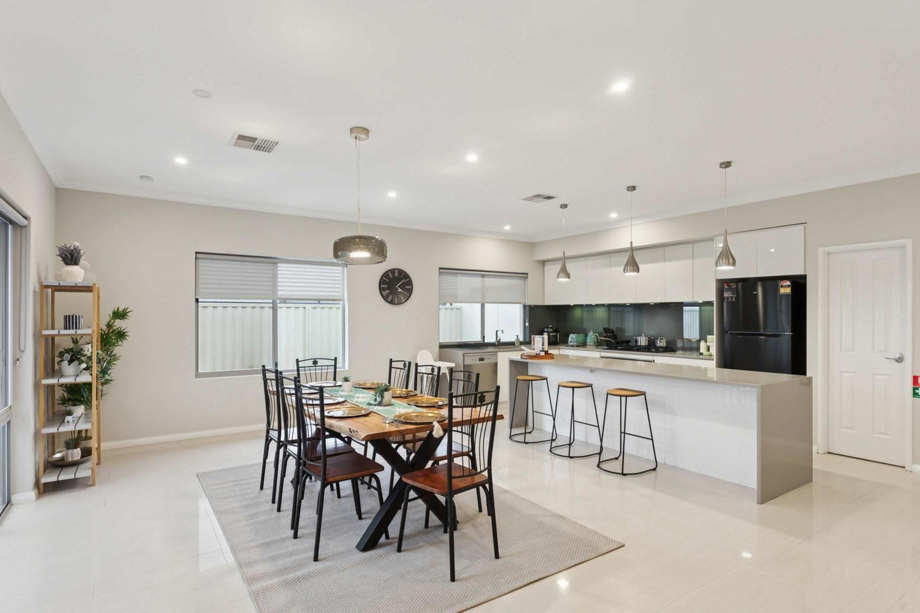 Lake Coogee Retreat - Spacious 4BR with Spa & Near Beach