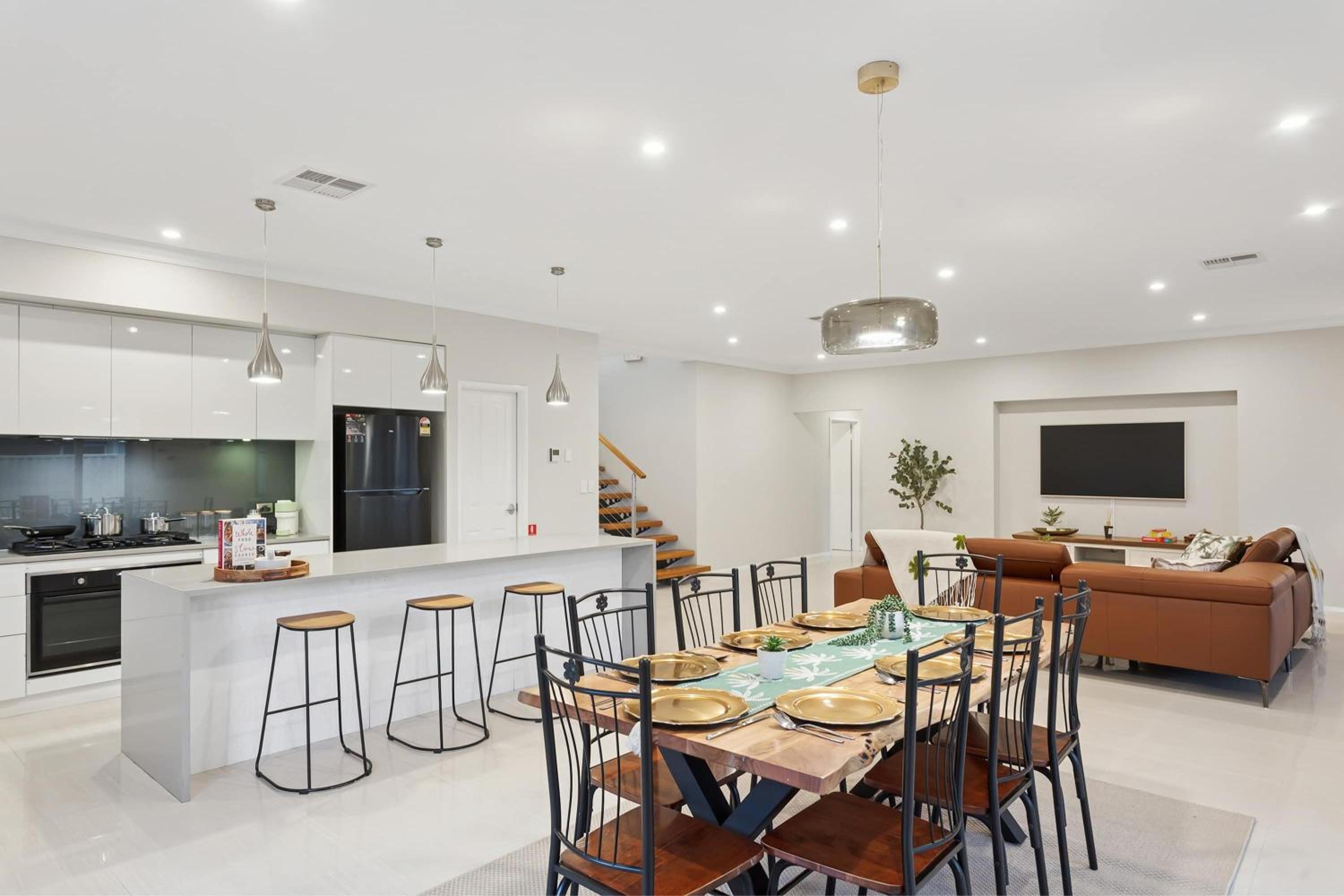 Lake Coogee Retreat - Spacious 4BR with Spa & Near Beach