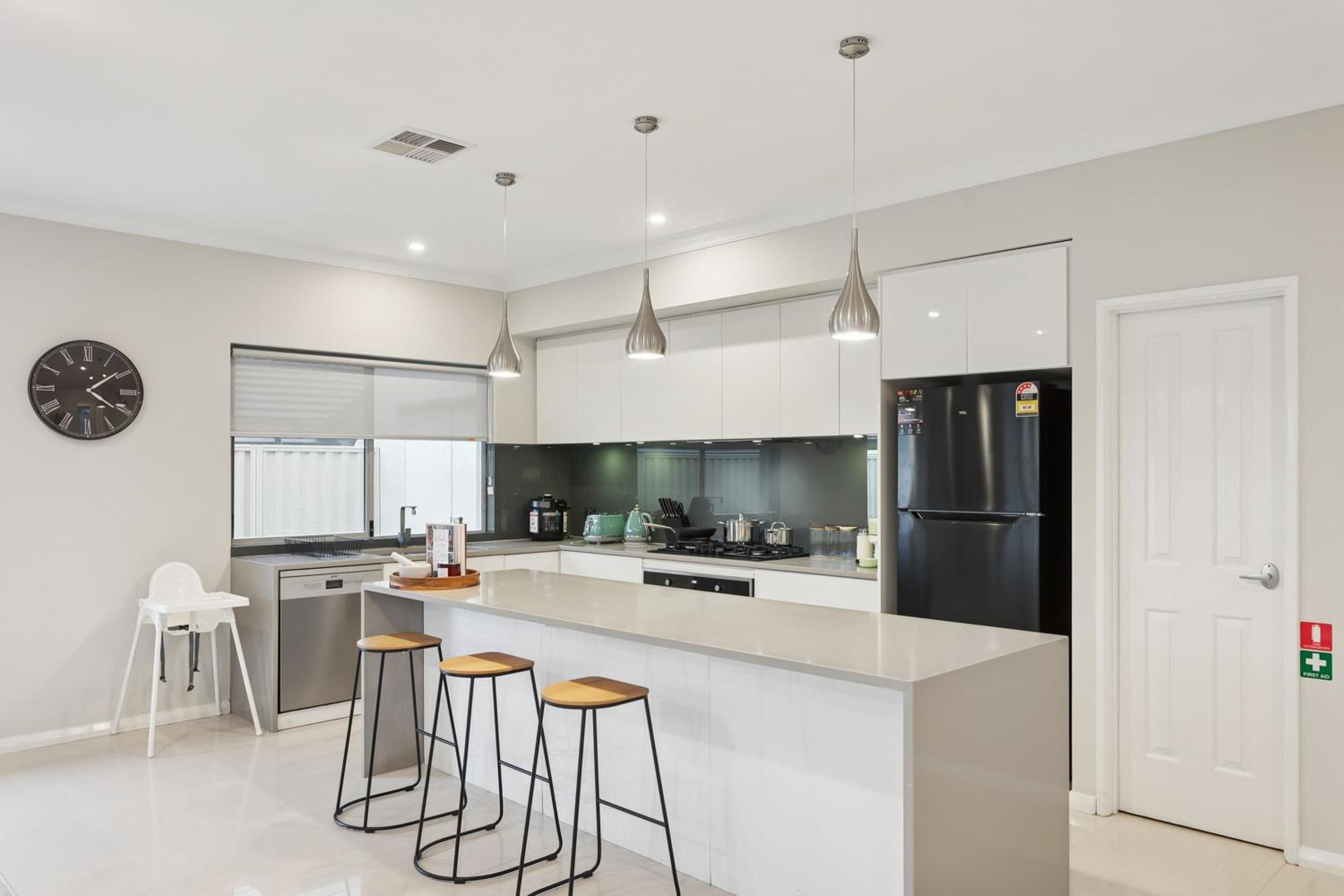 Lake Coogee Retreat - Spacious 4BR with Spa & Near Beach