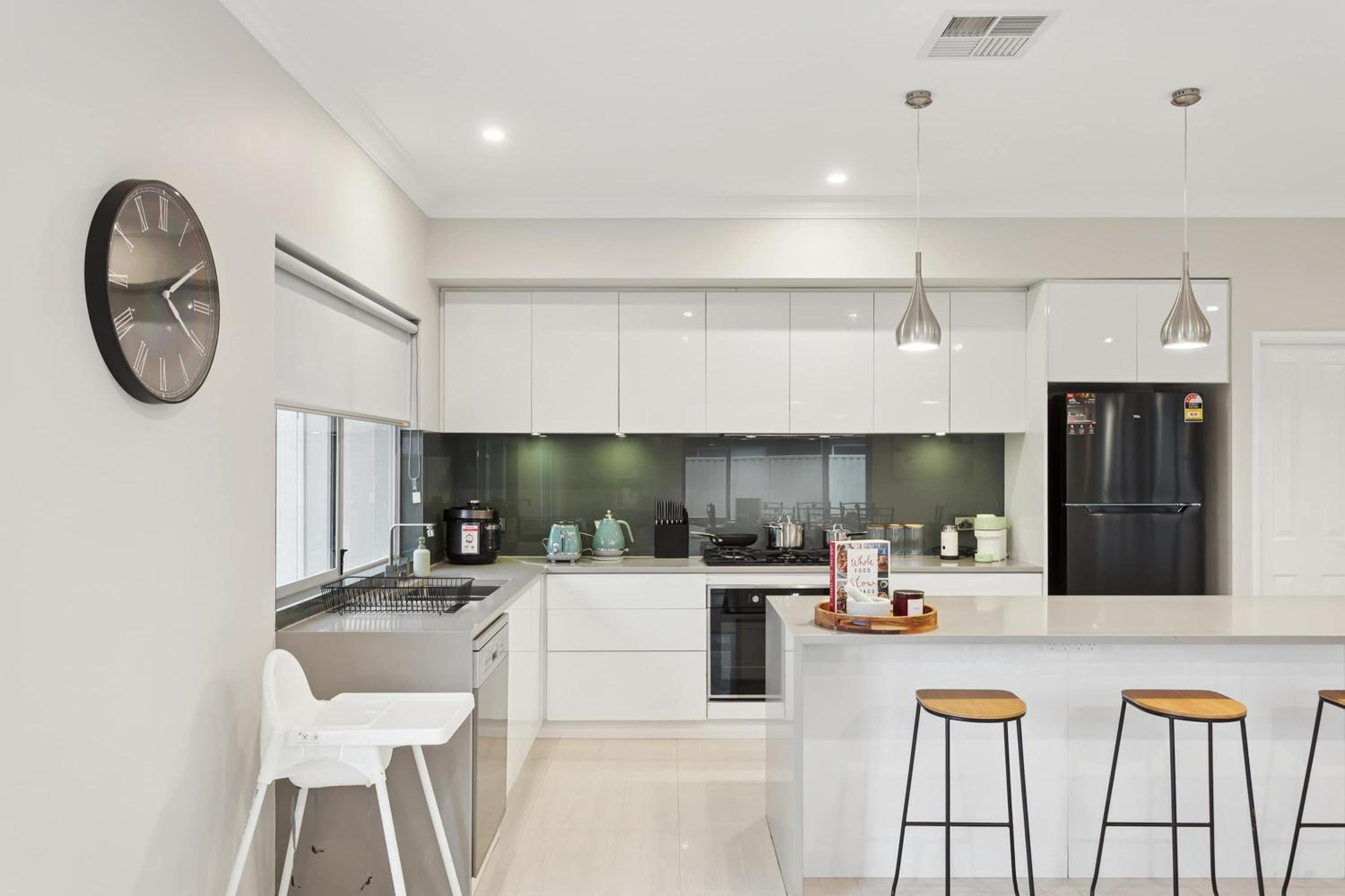 Lake Coogee Retreat - Spacious 4BR with Spa & Near Beach
