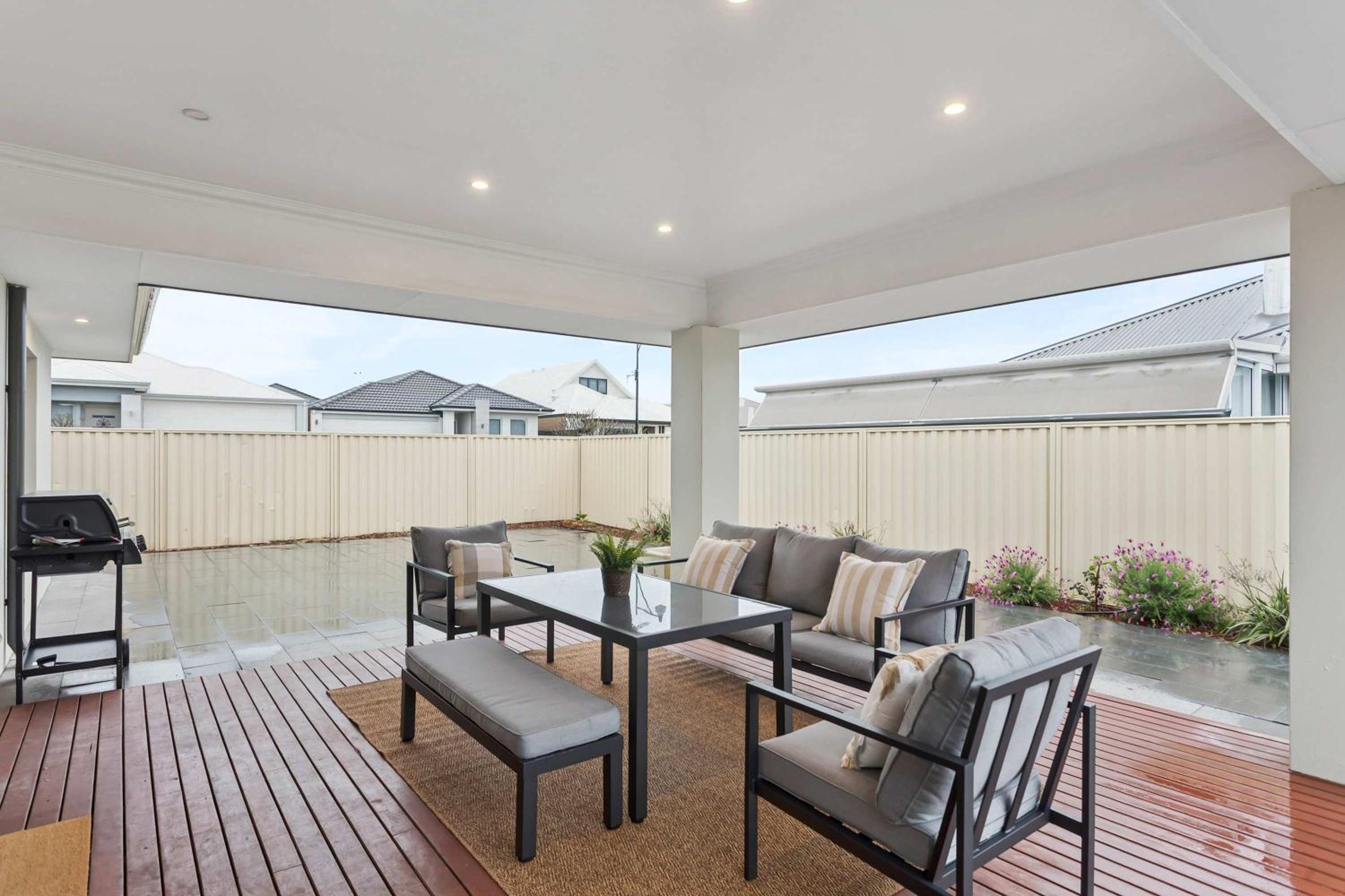 Lake Coogee Retreat - Spacious 4BR with Spa & Near Beach