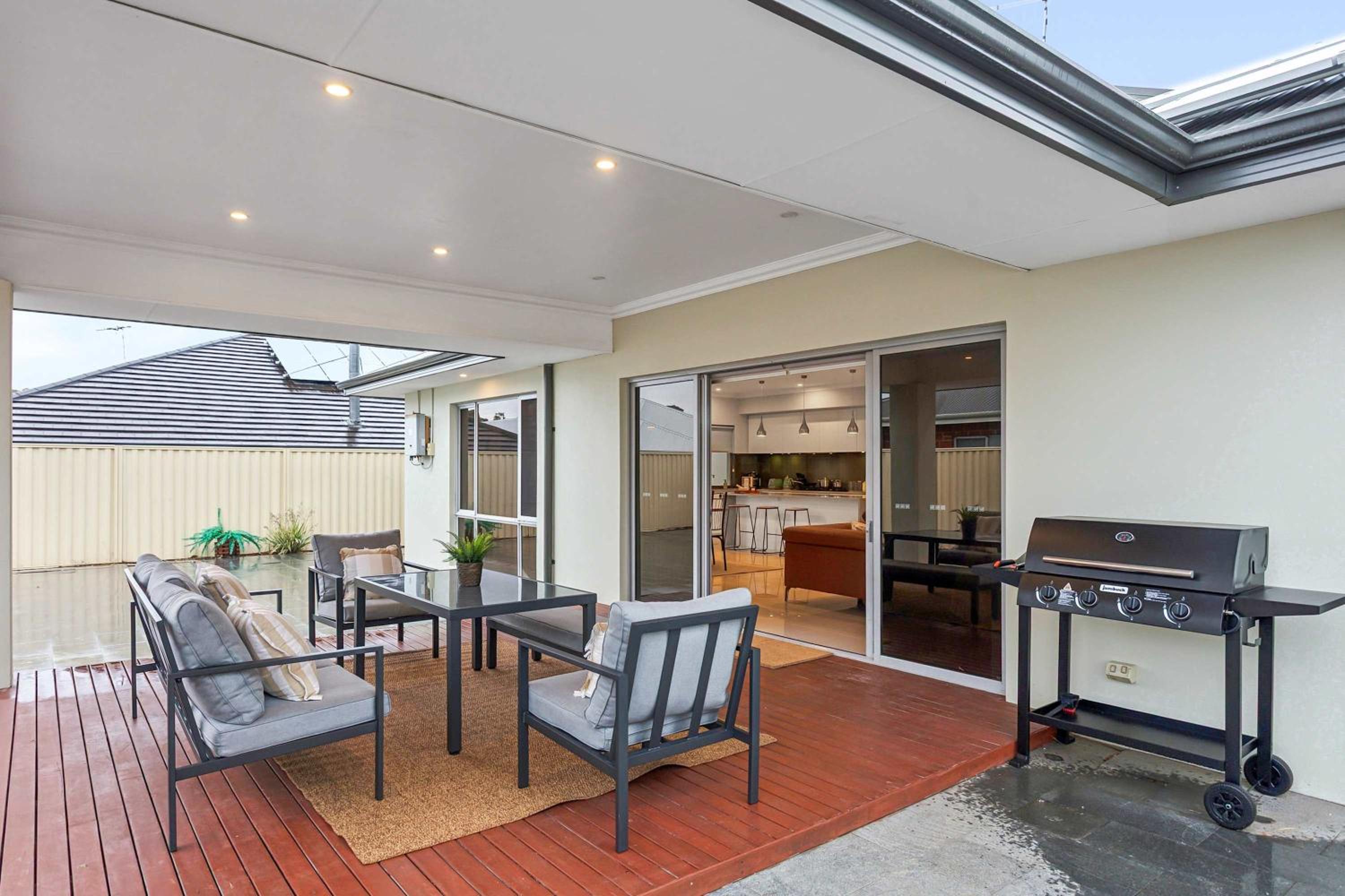 Lake Coogee Retreat - Spacious 4BR with Spa & Near Beach