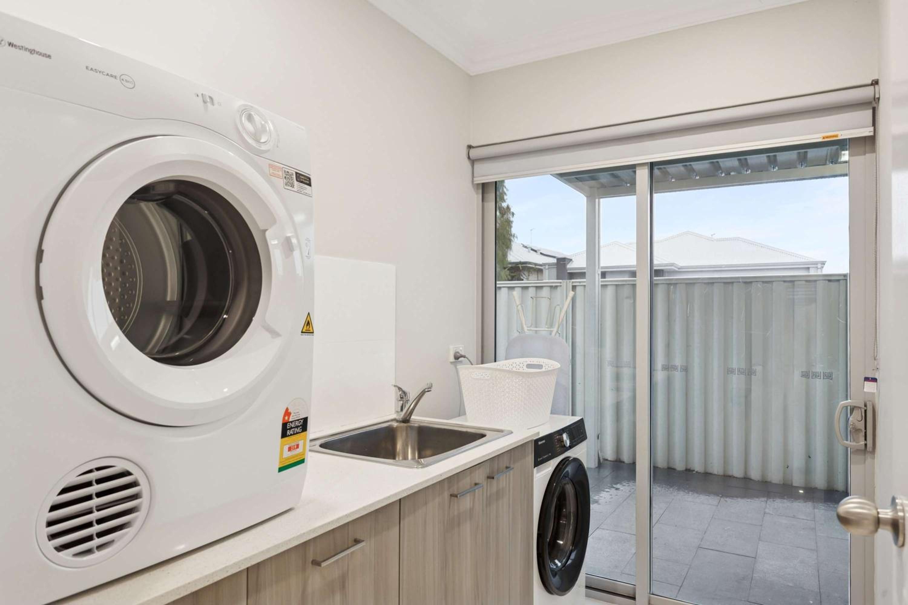 Lake Coogee Retreat - Spacious 4BR with Spa & Near Beach