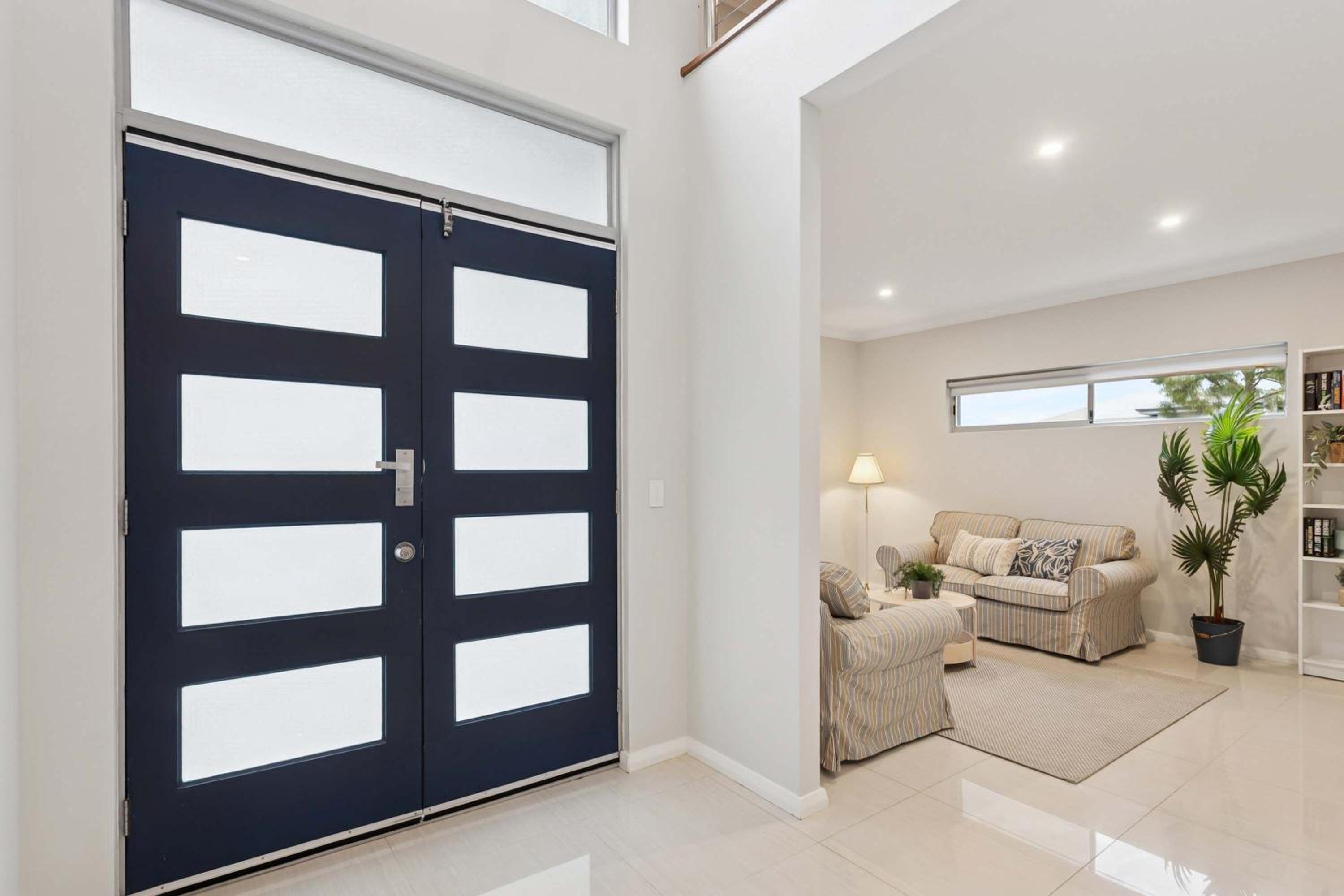 Lake Coogee Retreat - Spacious 4BR with Spa & Near Beach