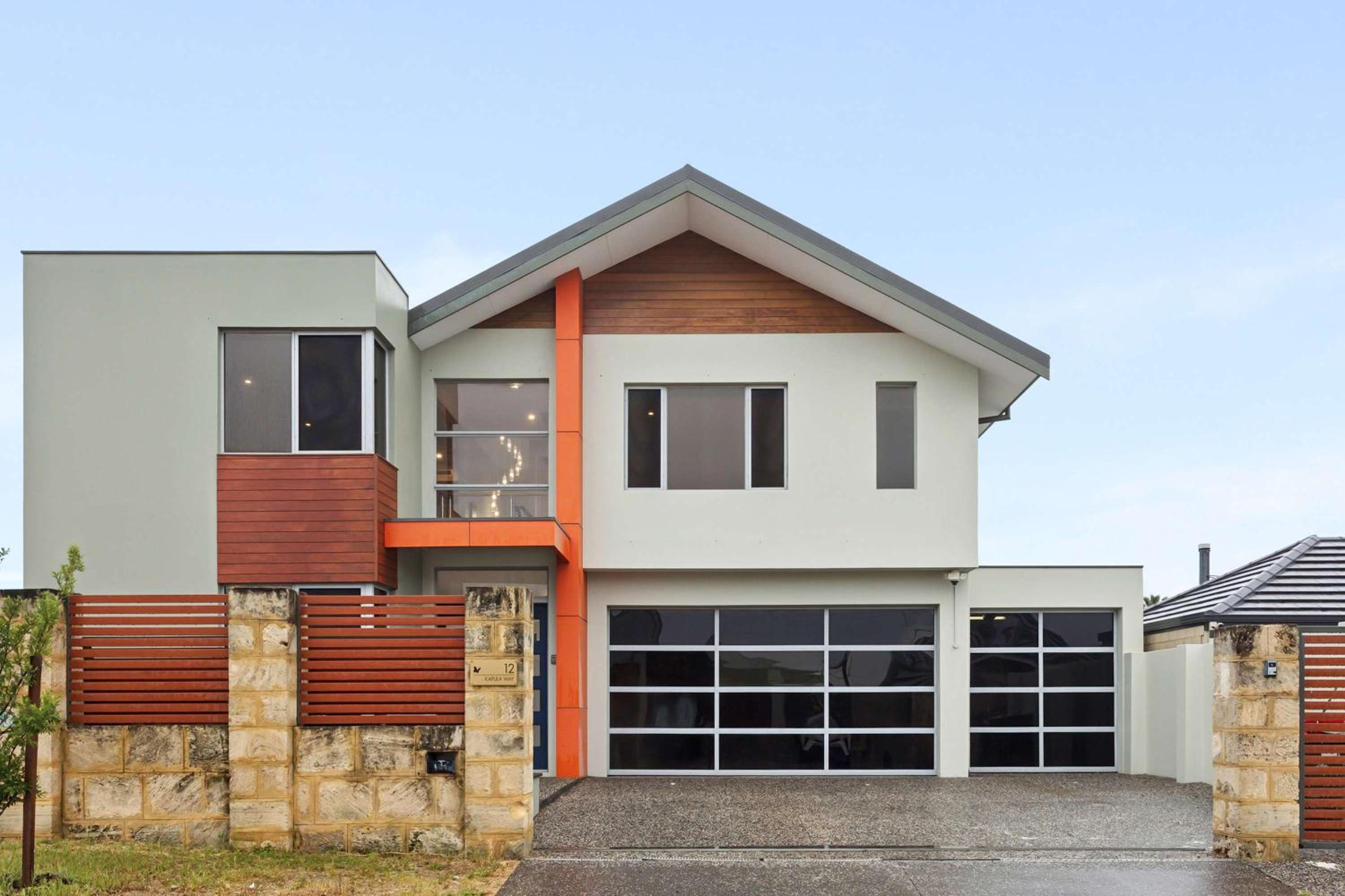 Lake Coogee Retreat - Spacious 4BR with Spa & Near Beach