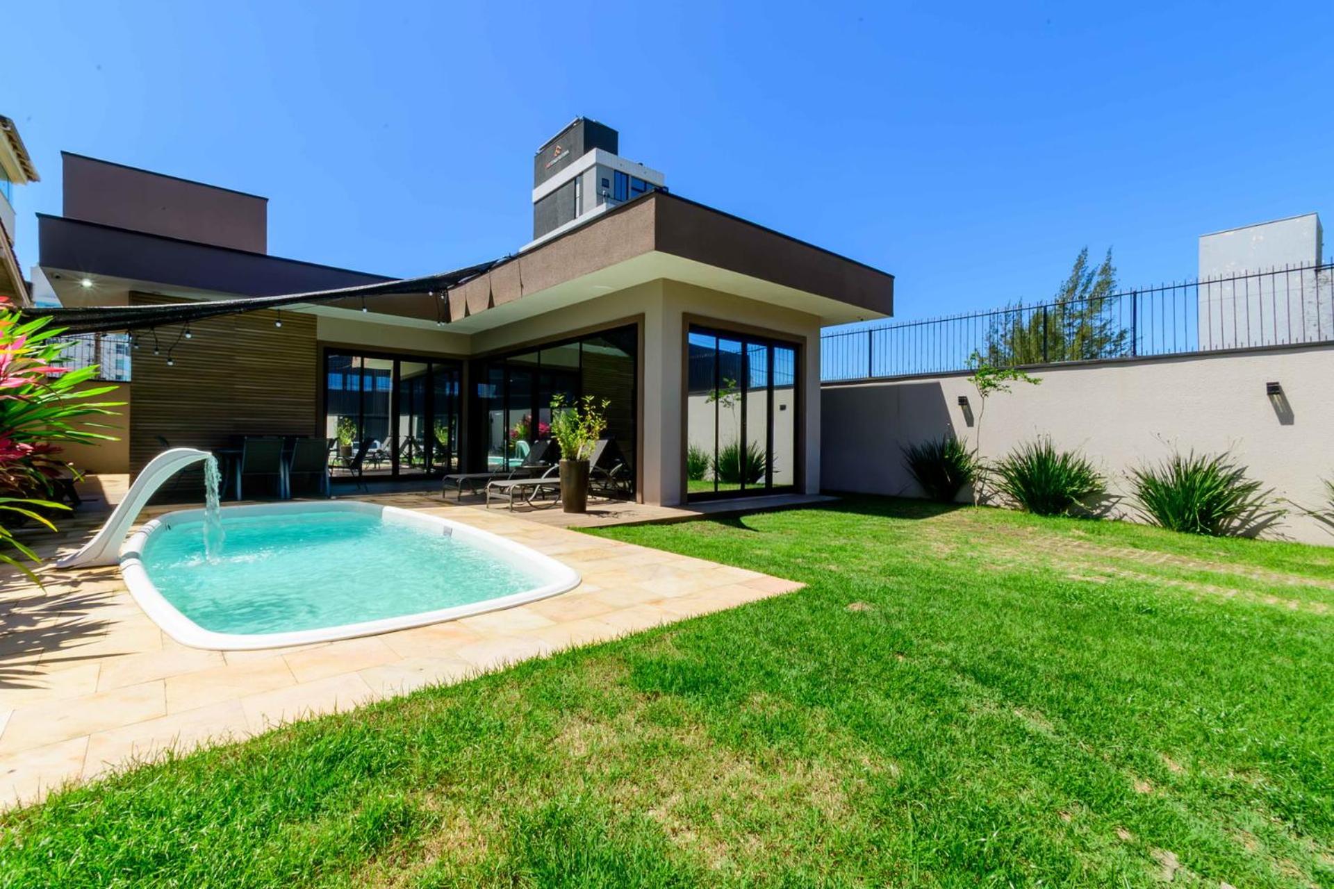 Casa na praia Brava com piscina e jardim WM9244