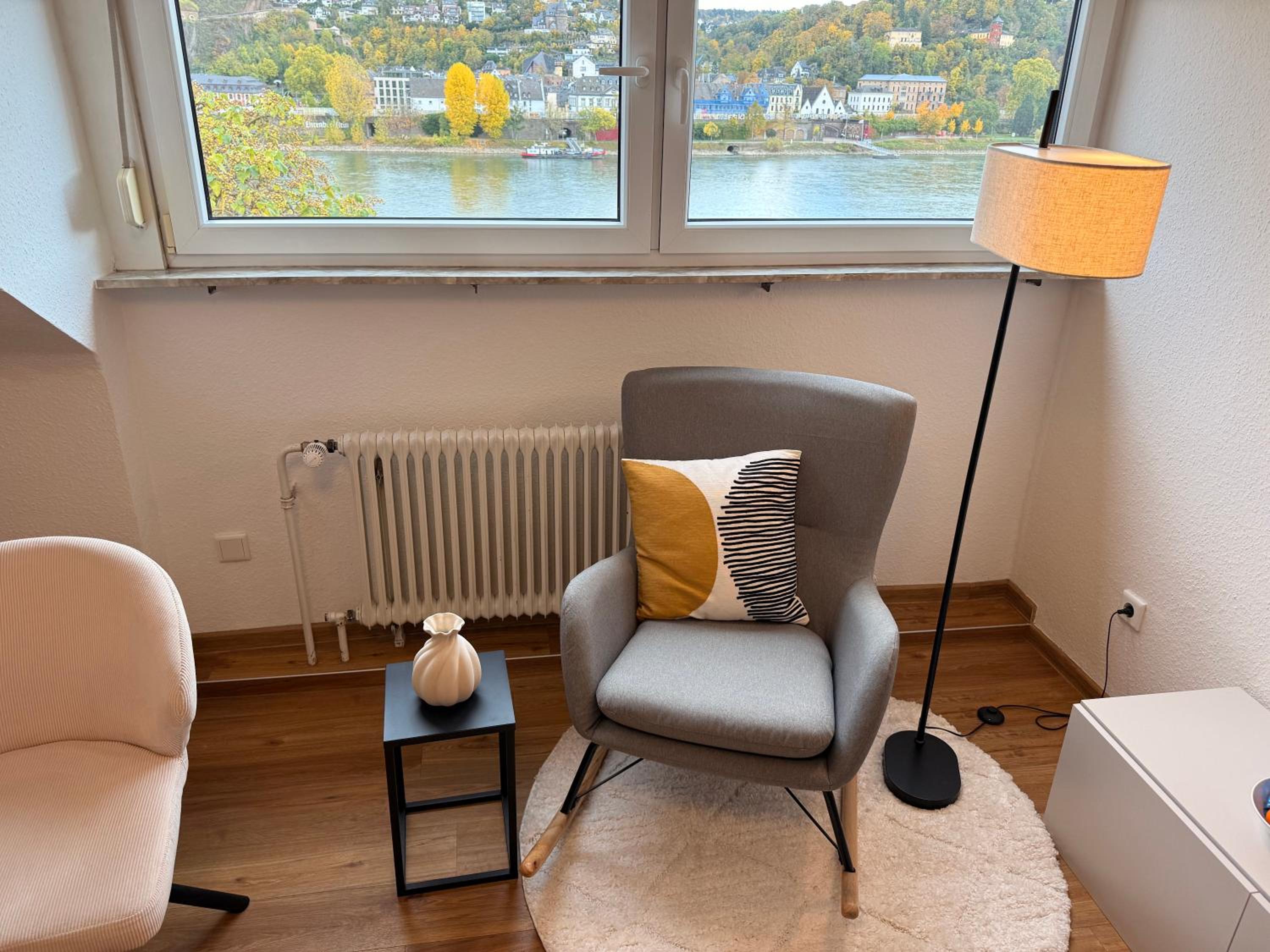 Rheinblick-Apartment Snacks, Ambilight & Boxspringbett
