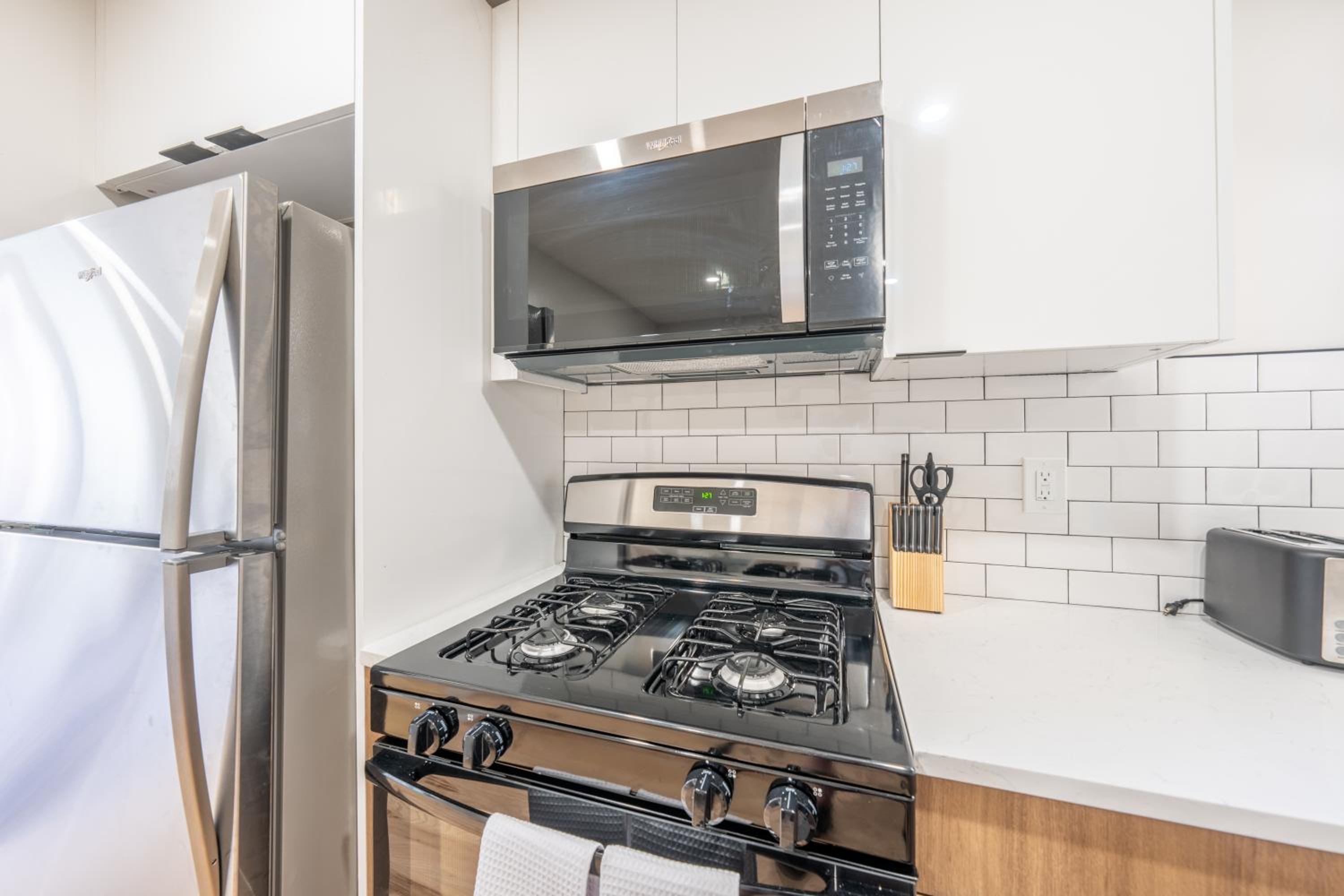 Modern 2BR North Ironbound Apartment