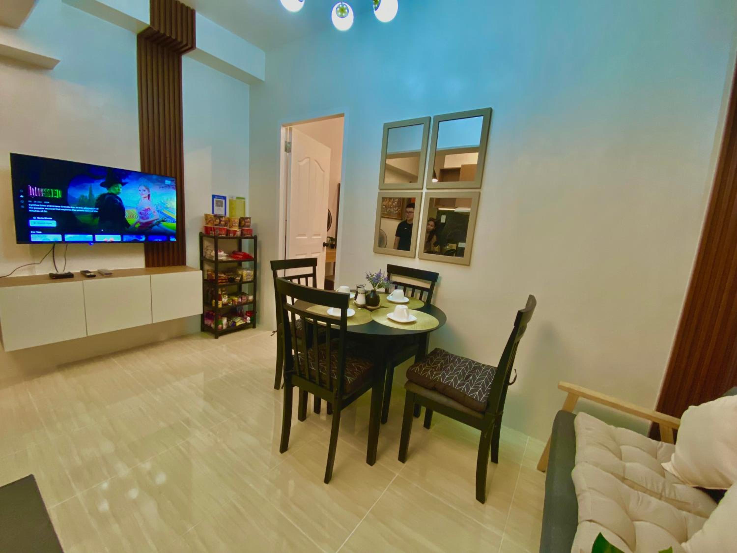 Seven-Eleven Inn 1BR Condo - Royal Oceancrest Mactan