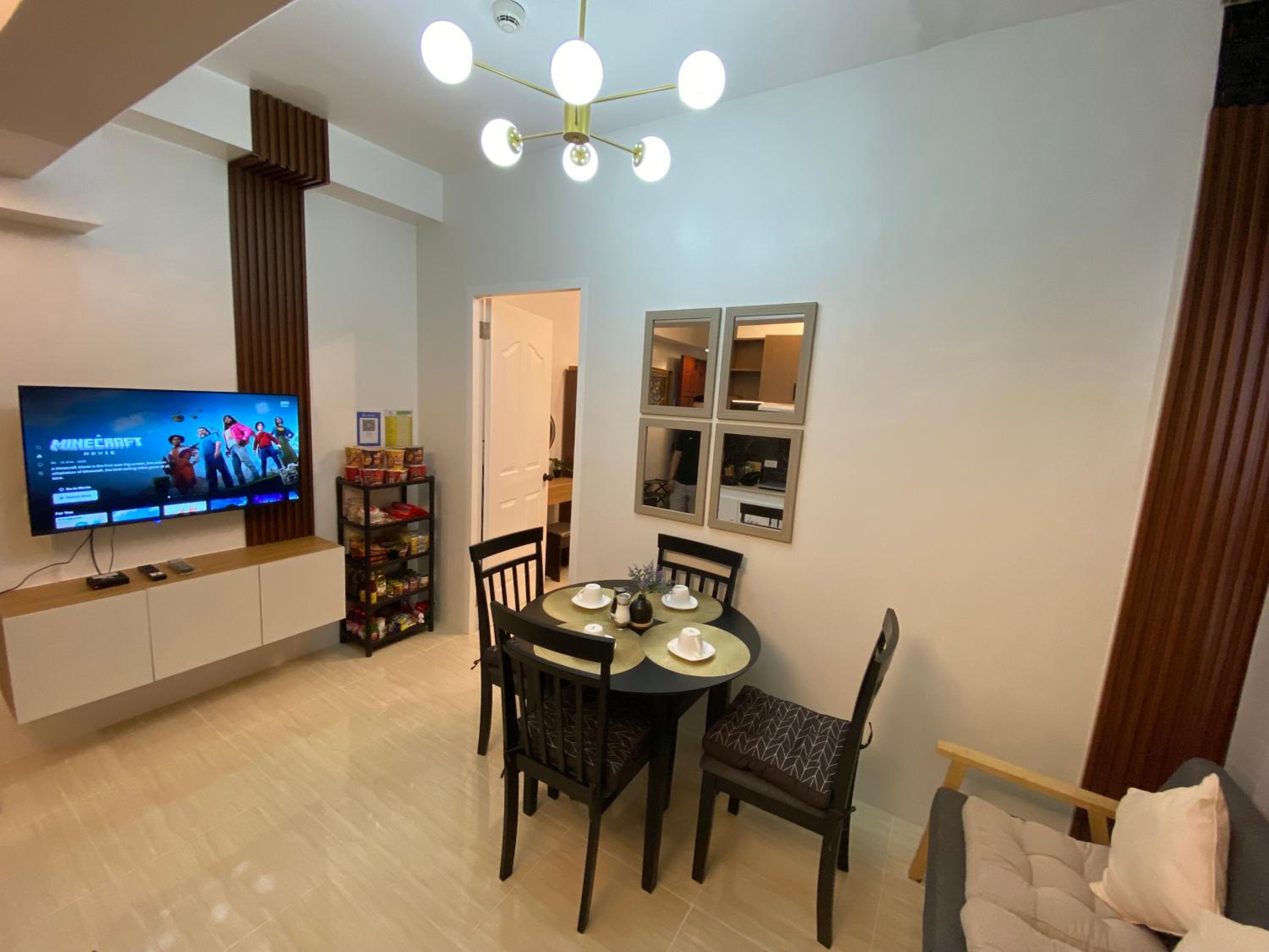 Seven-Eleven Inn 1BR Condo - Royal Oceancrest Mactan
